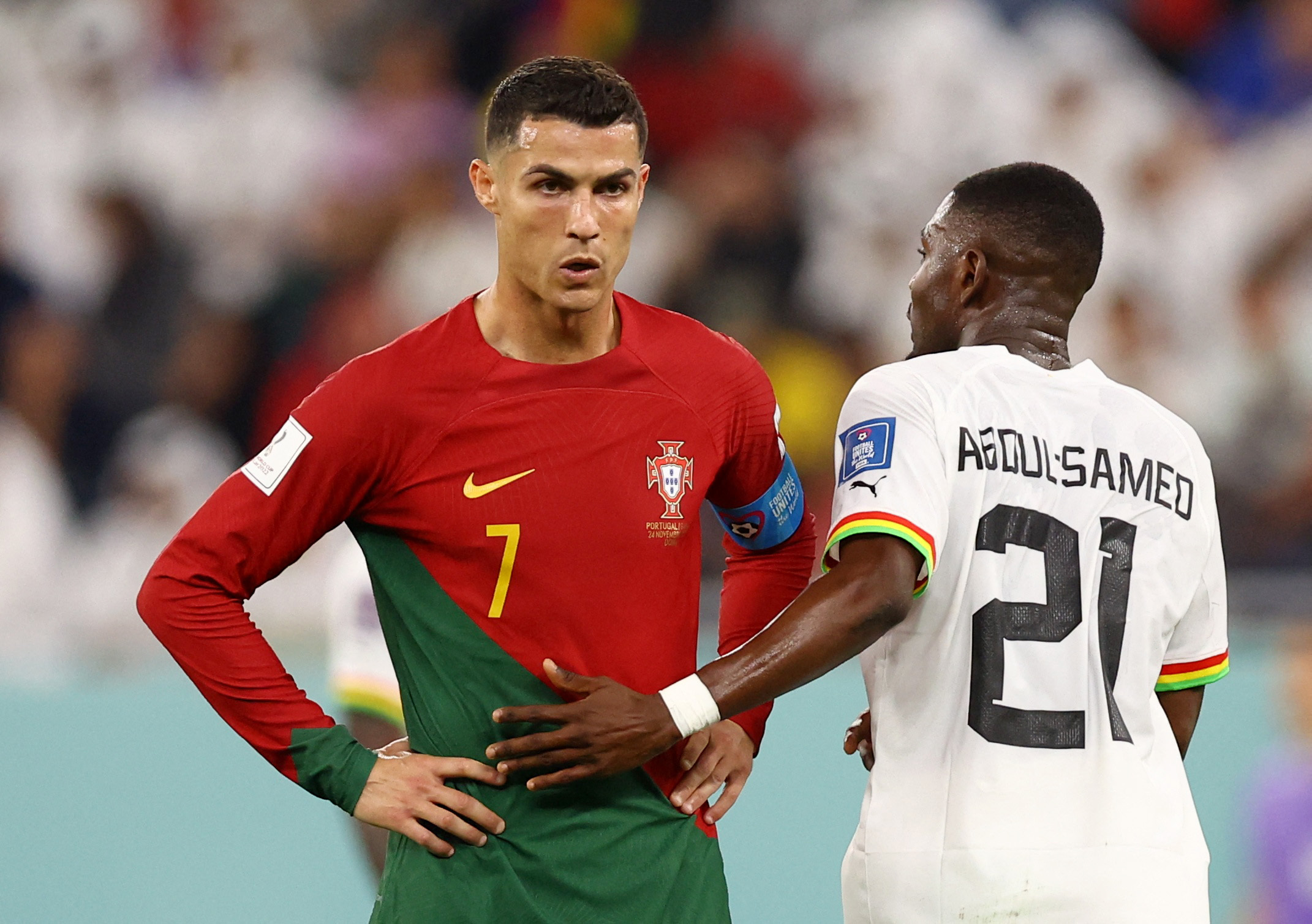 Cristiano Ronaldo no ocoulta su fastidio ante la marca de Abdul Samed. Foto: REUTERS/Hannah Mckay