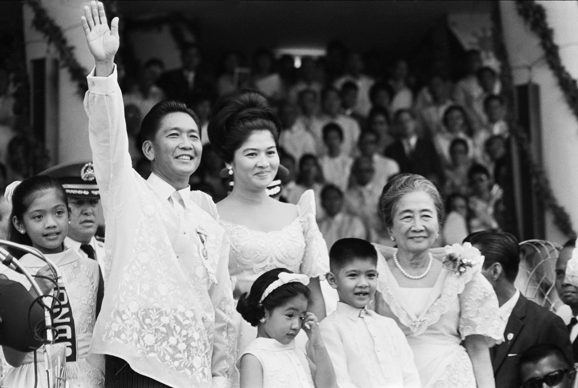 La familia Marcos saluda en el acto de inauguración de su primer periodo presidencial. Se mantuvo como presidente desde 1965 hasta 1986
