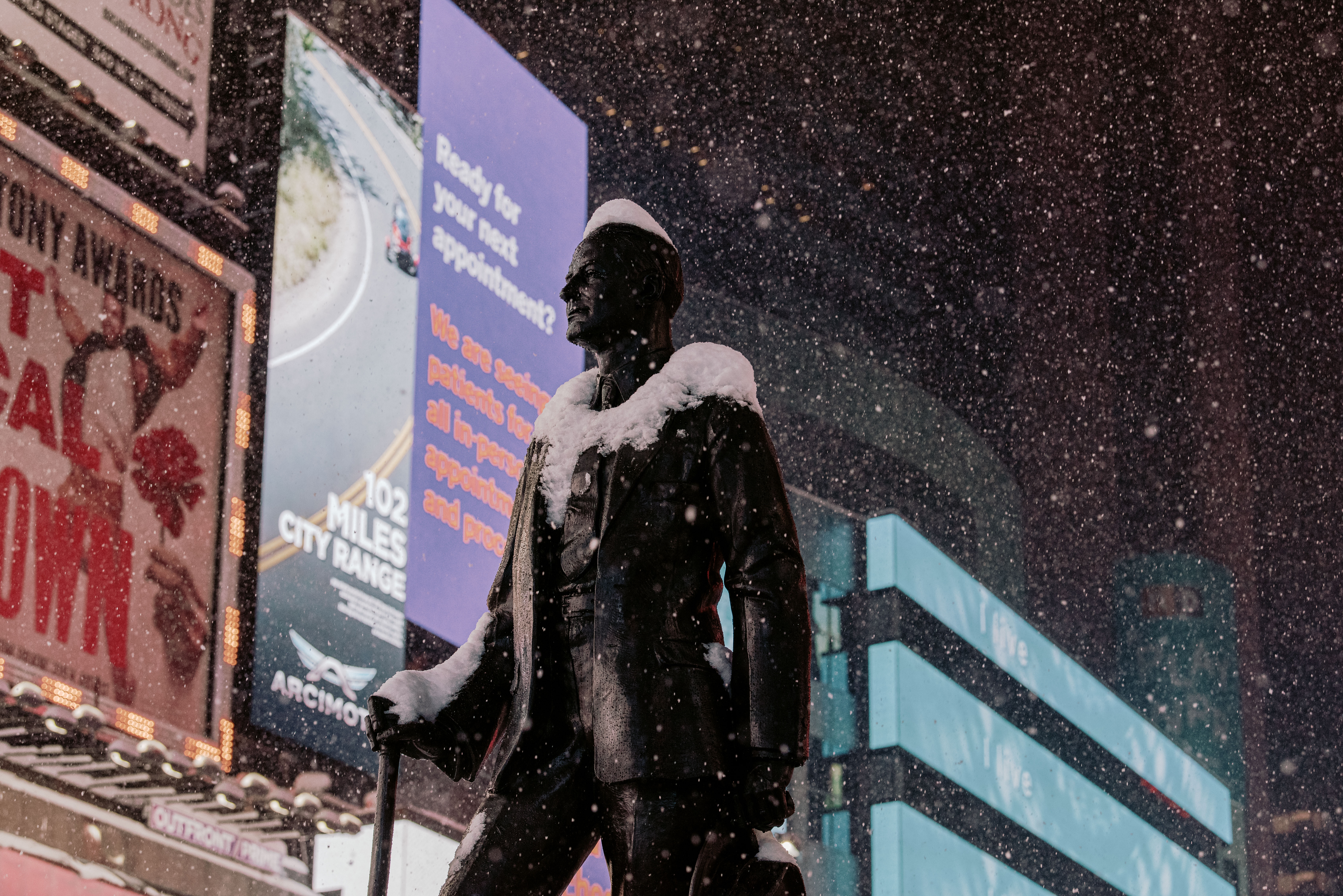 La nieve cubre la estatua de George M Cohan en Times Square (Scott Heins/Getty Images/AFP)