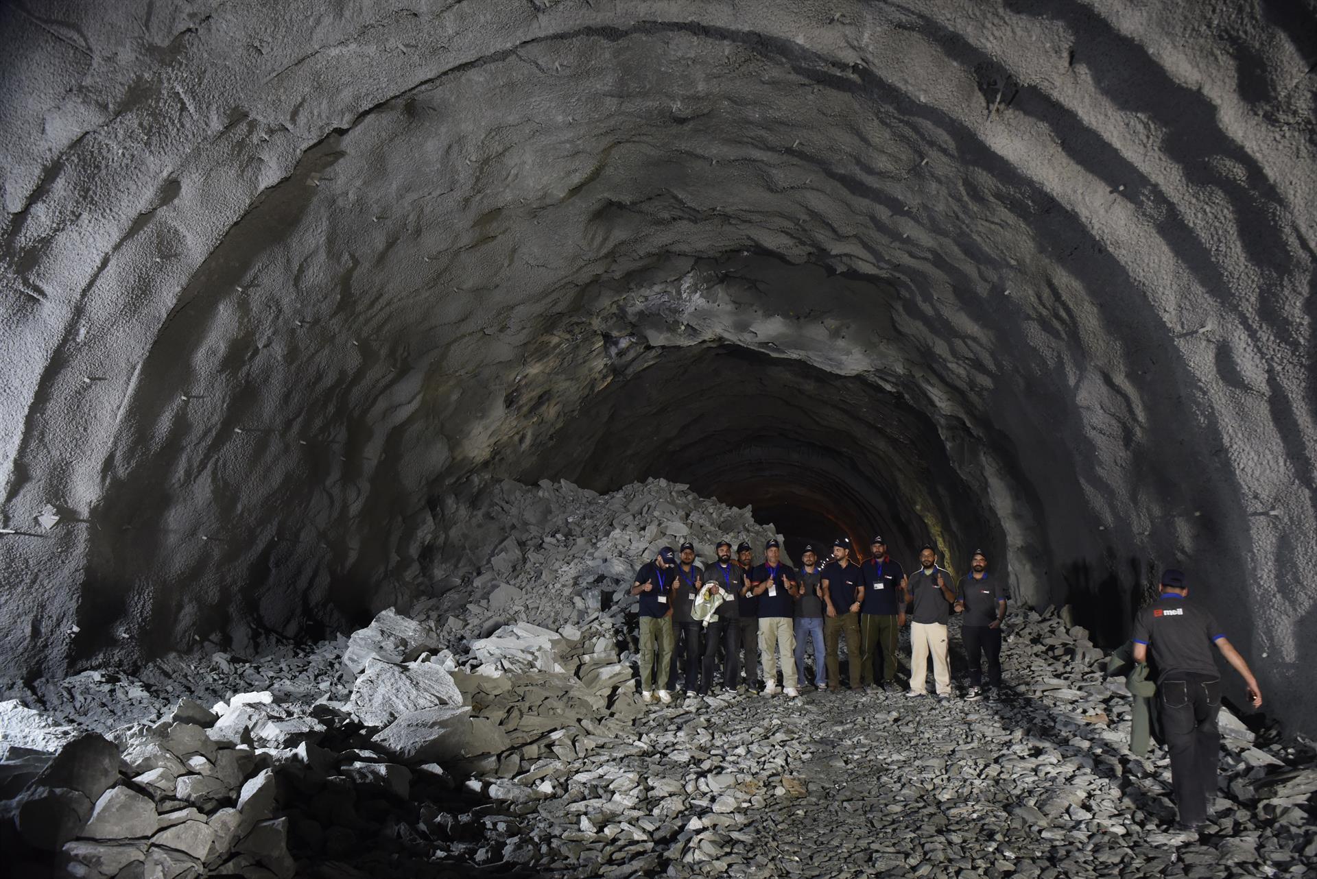Al menos 10 muertos al colapsar un túnel en construcción en el noreste de India