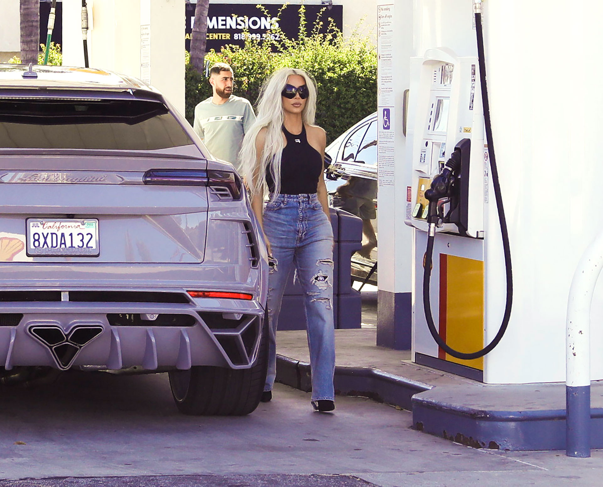 Kim Kardashian was photographed at a gas station while loading gasoline in her Lamborghini Urus.  In addition, she took the opportunity to buy fast food to go