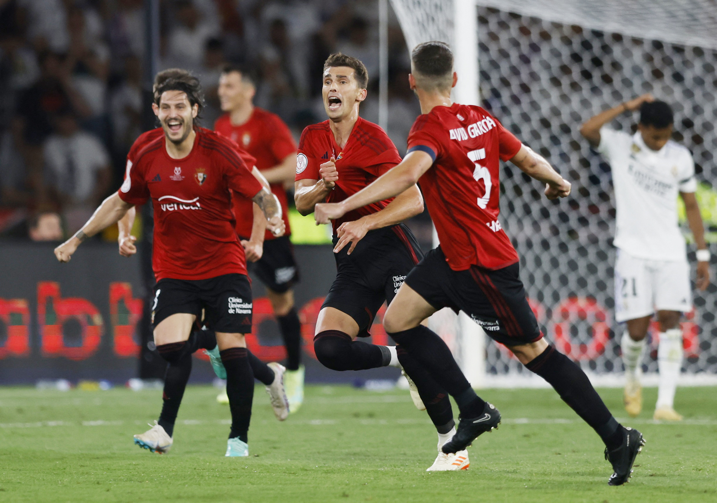 Lucas Torró y varios jugadores de Osasuna, tras marcar el tanto del empate en la final de la Copa del Rey. 