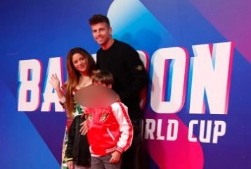 El jugador del FC Barcelona Gerard Piqué con la cantante Shakira y sus hijos llegan (Foto: Archivo/ REUTERS/Albert Gea)