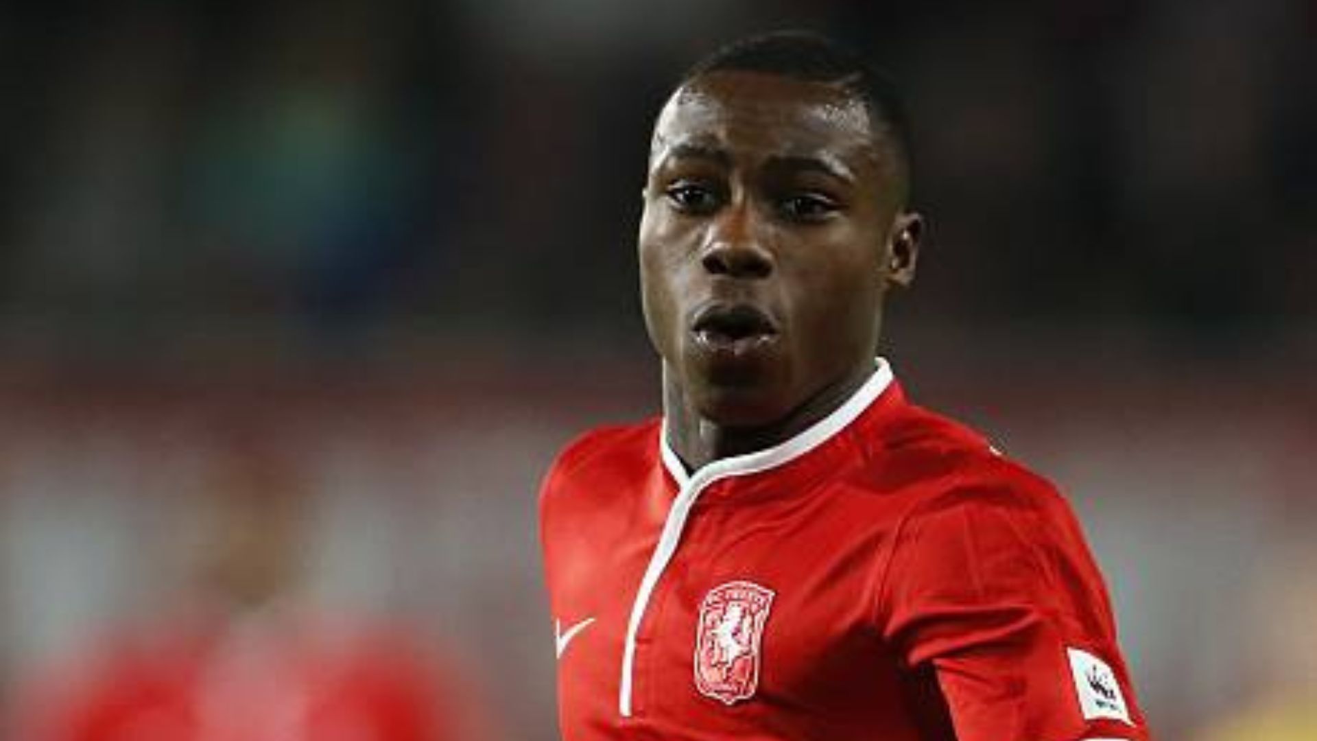 Quincy Promes defendiendo la camiseta de su club cantera Twente. (Getty)