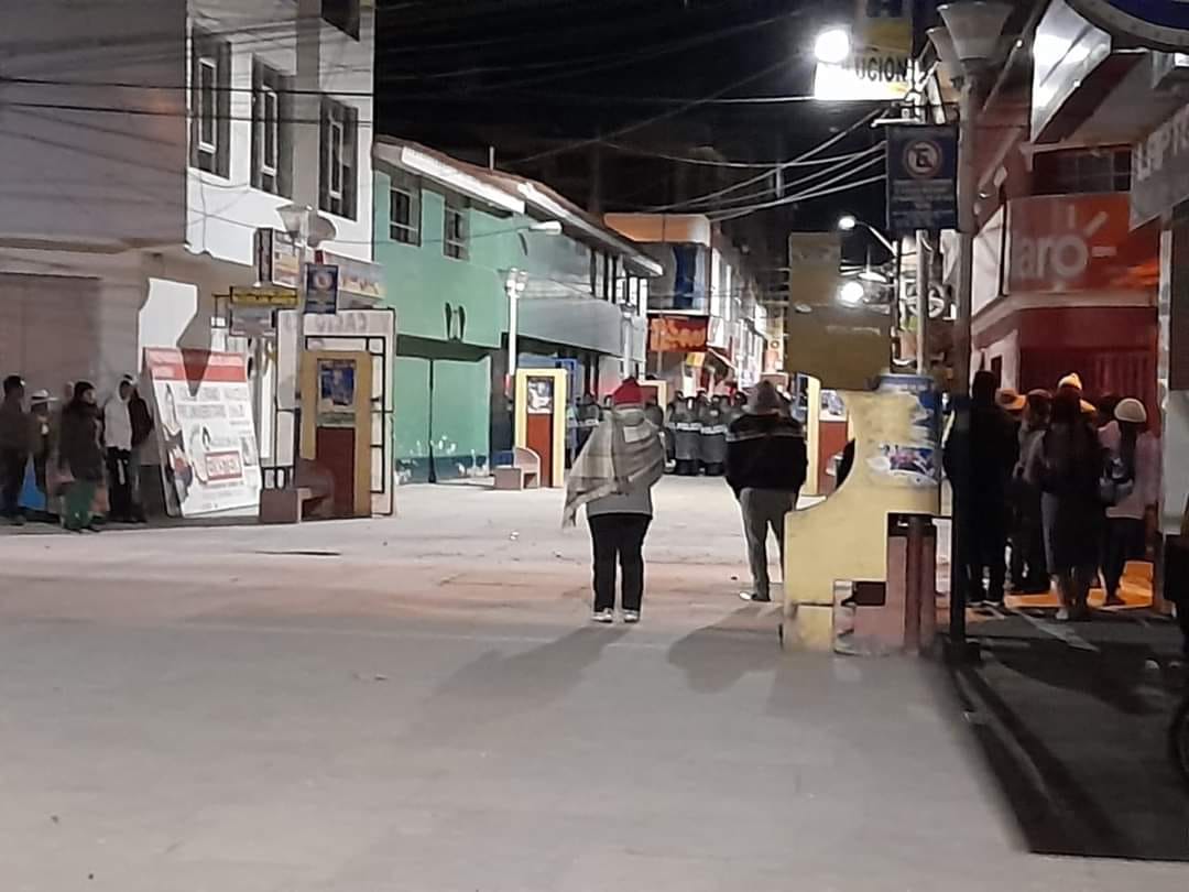 Cientos de personas rodean la comisaría de Ilave en busca de tomar las instalaciones (Fotos: Ilave Noticias)