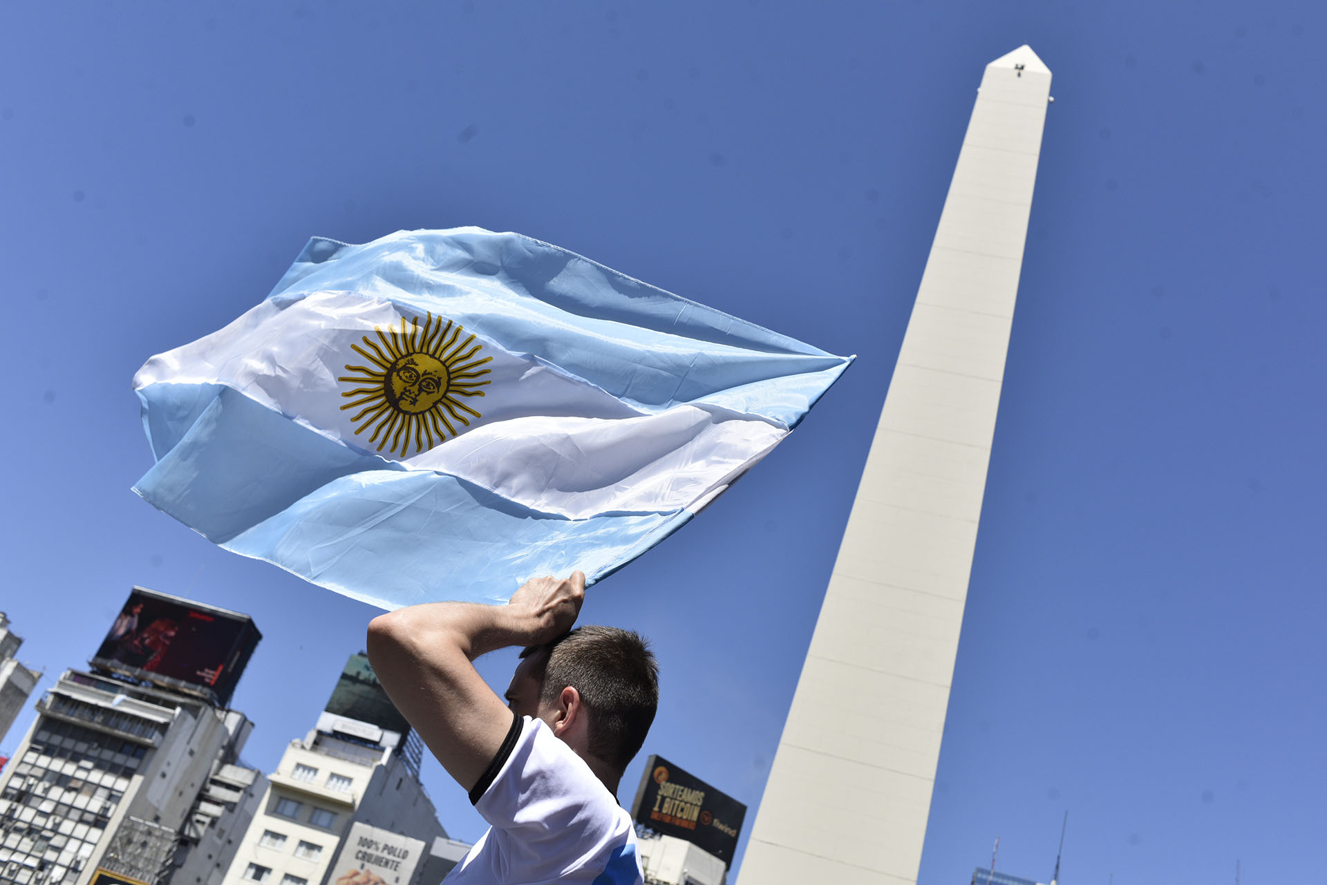 La bandera y el Obelisco, dos símbolos de la argentinidad (Crédito: Adrian Escandar)