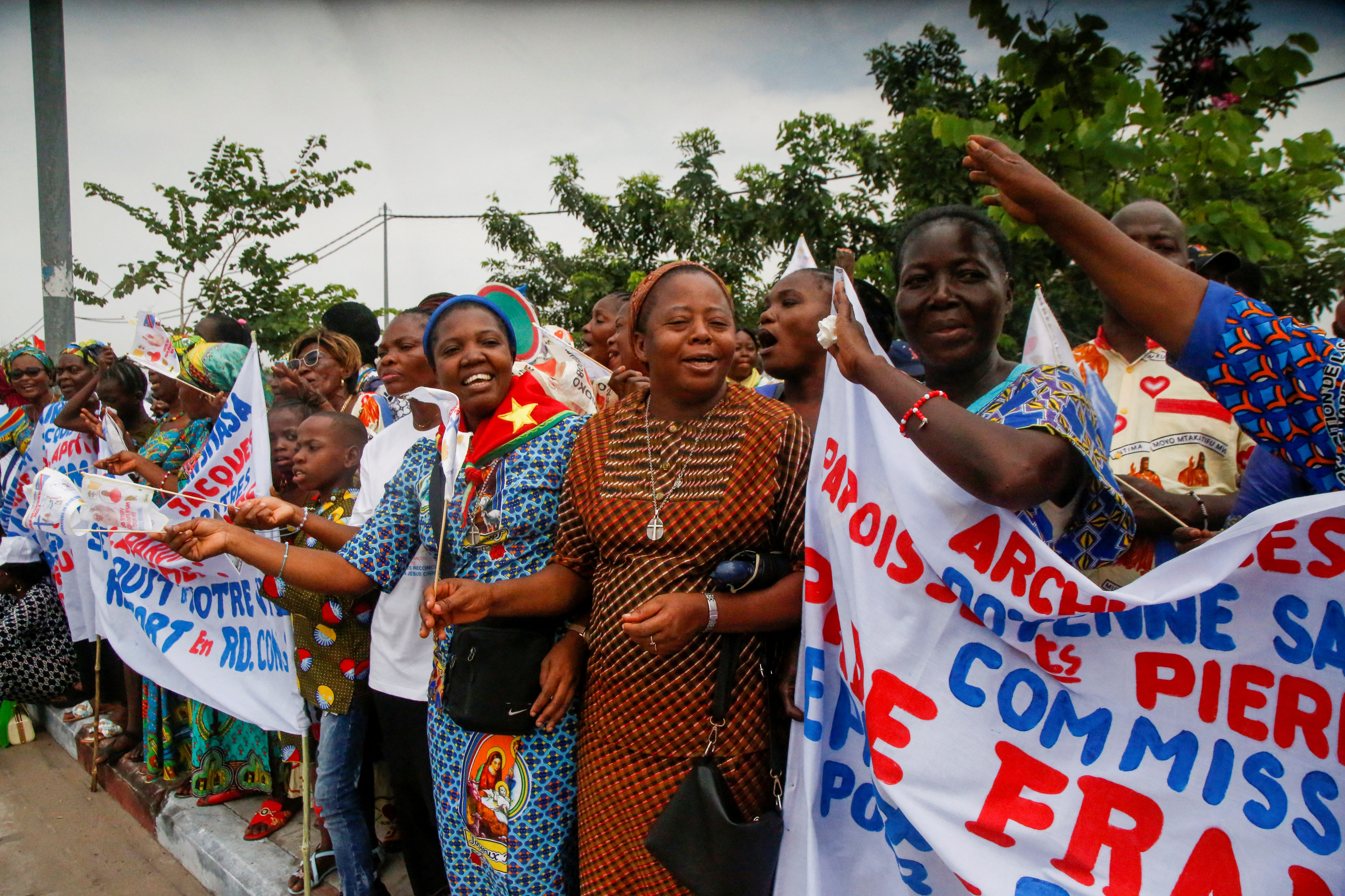 Los residentes de Kinshasa celebran mientras se alinean en las calles para dar la bienvenida al papa Francisco en Kinshasa, República Democrática del Congo 31 de enero 2023.REUTERS/Luc Gnago