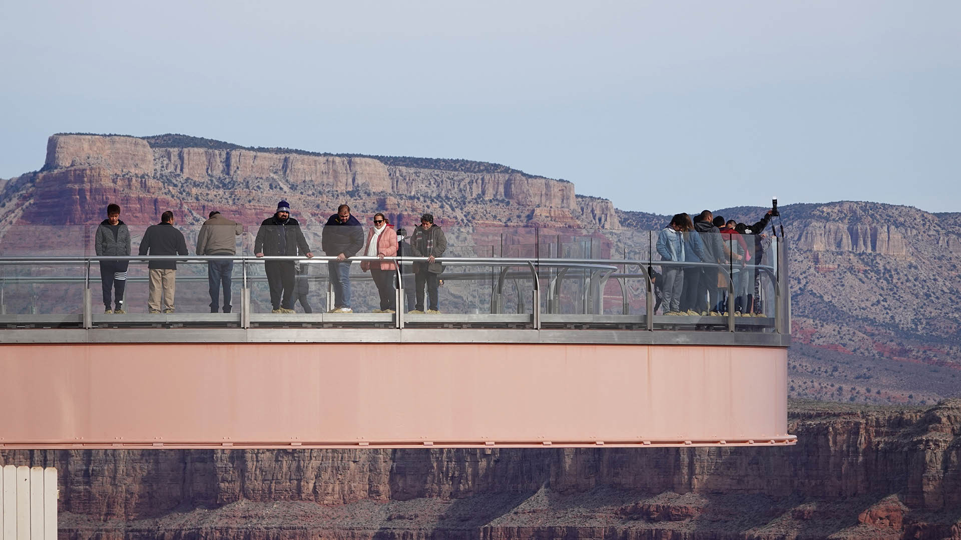 El mirador se extiende a más de 1.200 metros por encima del río Colorado desde el borde occidental del Gran Cañón (Paul Rovere/Getty Images)