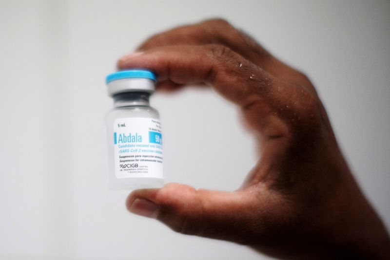 Una enfermera muestra un frasco con la candidata a vacuna Abdala contra el coronavirus, en La Habana, Cuba (REUTERS/Alexandre Meneghini)