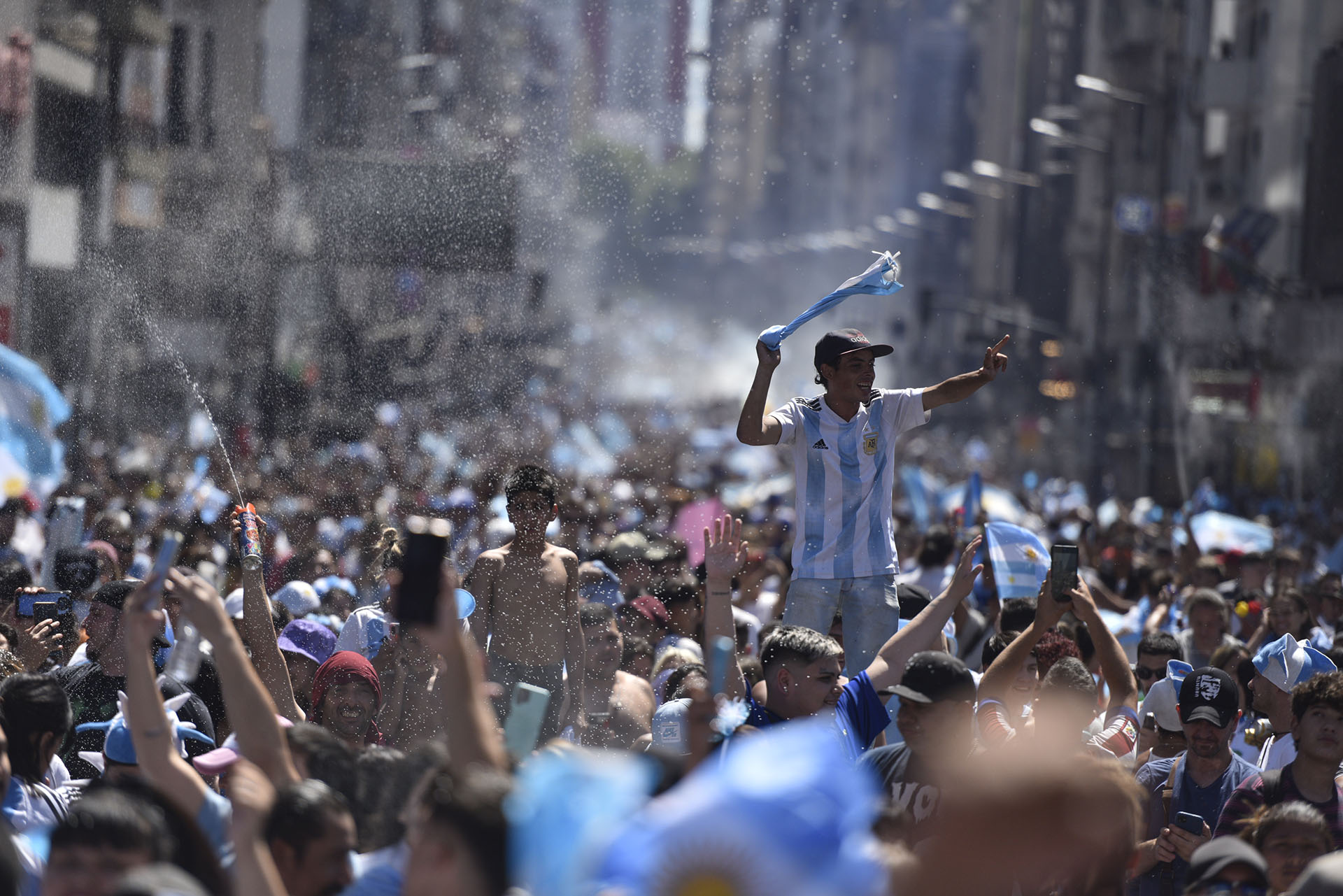 La avenida Corrientes se convirtió en una mar de gente vestida de celeste y blanco