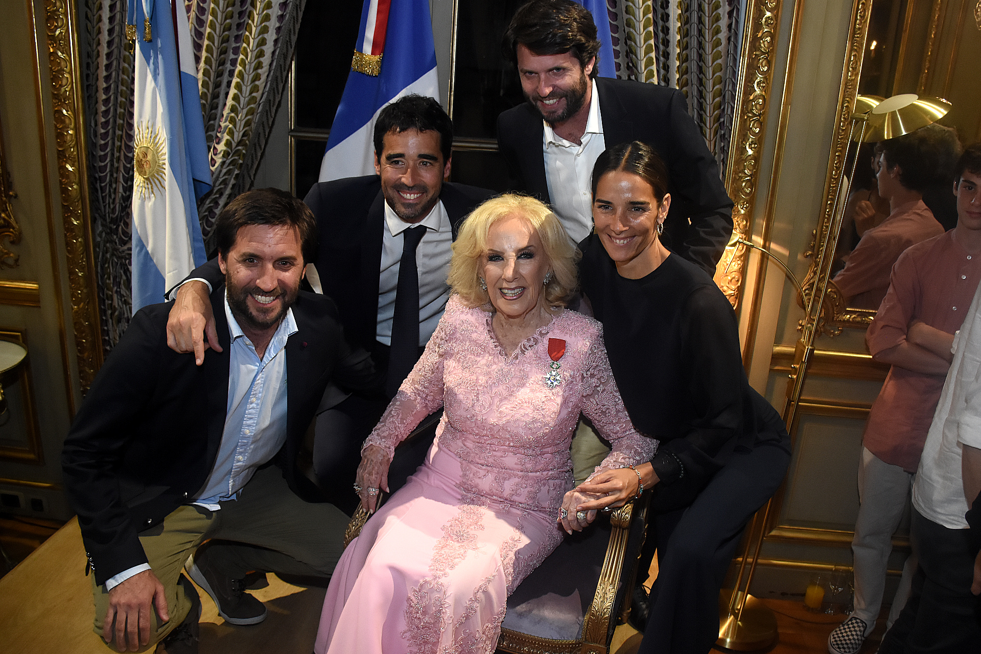 Mirtha Legrand junto a Juana y Nacho Viale, Francisco y Marcos Mariani