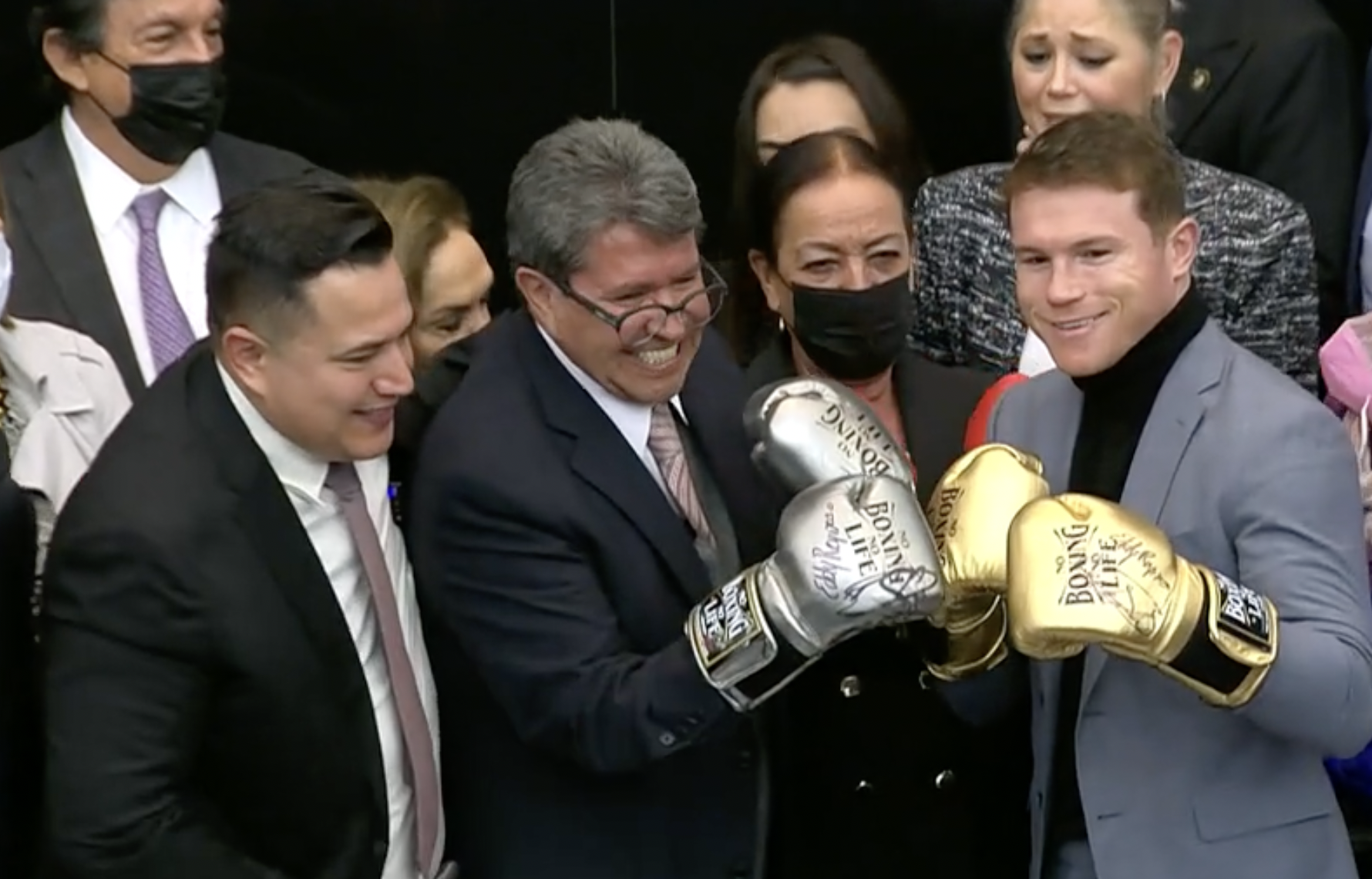 Saúl "Canelo" Álvarez robó miradas y reflectores en su visita al Senado (Foto: Twitter/@senadomexicano)
