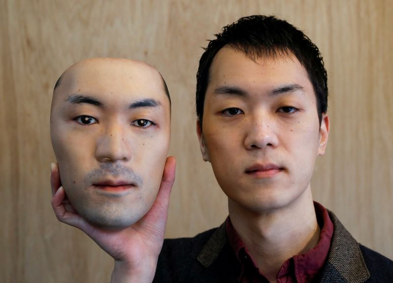 Shuhei Okawara, de 30 años, propietario de la tienda de máscaras Kamenya Omote, sostiene una máscara facial súper realista basada en su rostro real, hecha con tecnología de impresión 3D, en Tokio, Japón, 16 diciembre 2020.
REUTERS/Issei Kato