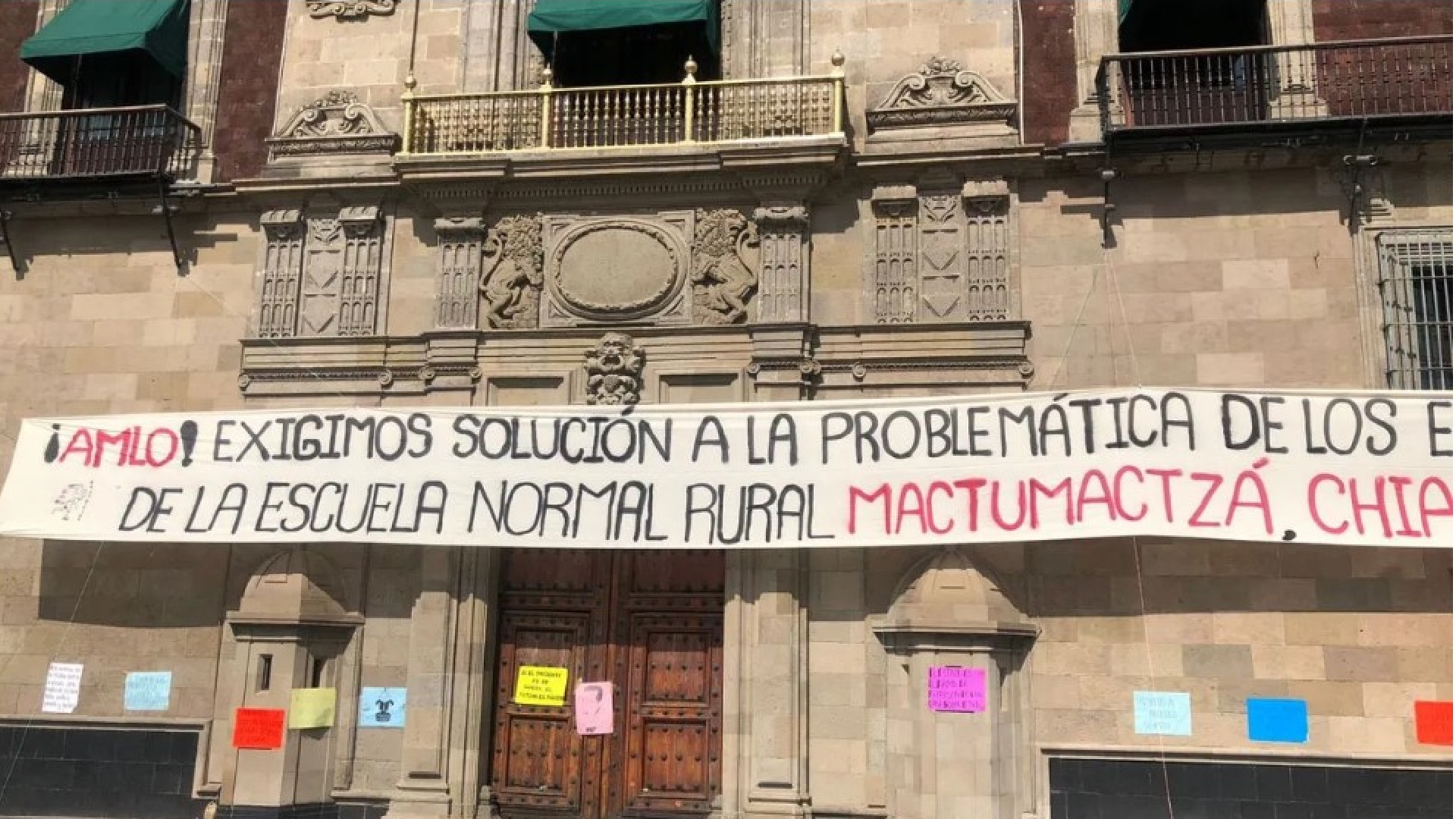 La manta colocada en la fachada de Palacio Nacional, donde vive el presidente López Obrador (Foto: especial)