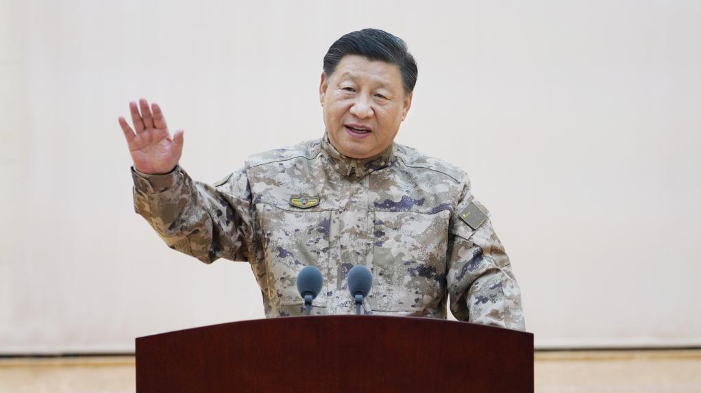 El jefe del régimen chino, Xi Jinping en el centro de mando de operaciones conjuntas de la Comisión Militar Central. Beijing podría enviarle armas a Rusia para que continúe su sangrienta invasión a Ucrania (AFP - Xinhua)