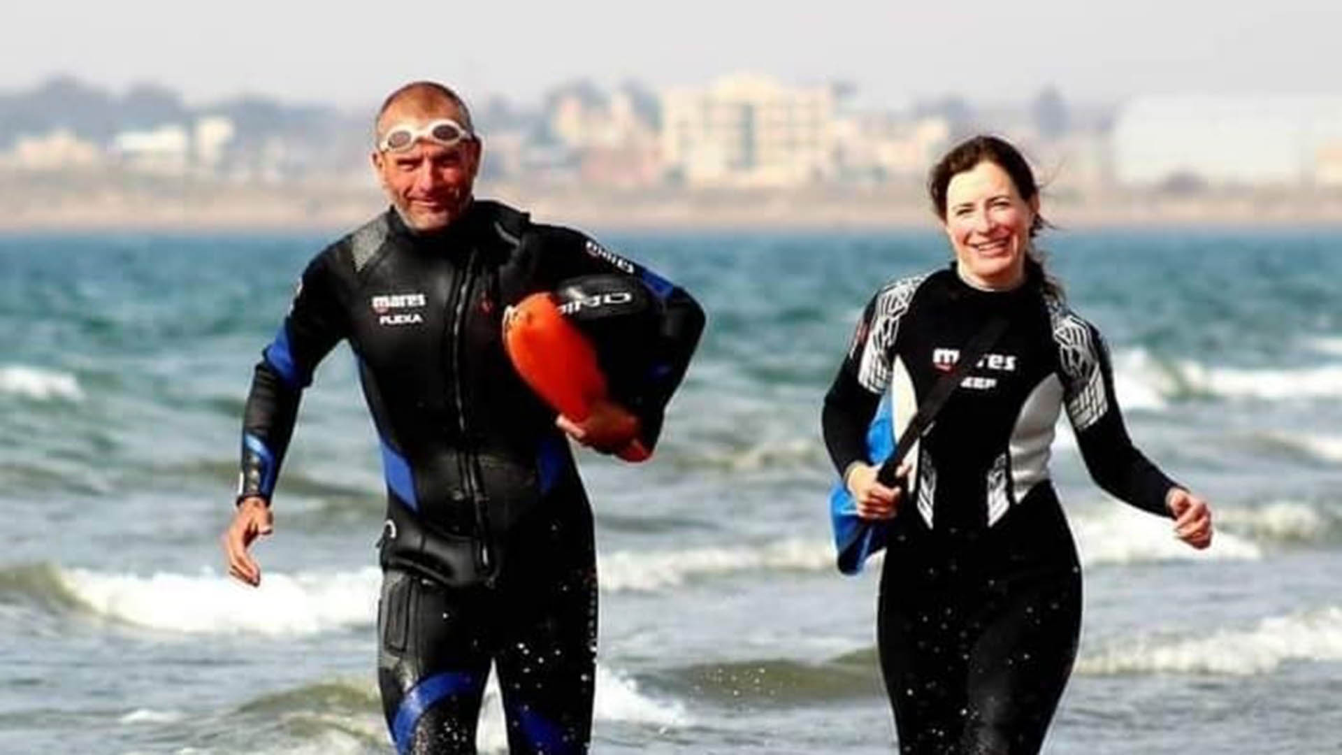 El nadador experto que todos los días sale a cazar plásticos por las playas de Puerto Madryn