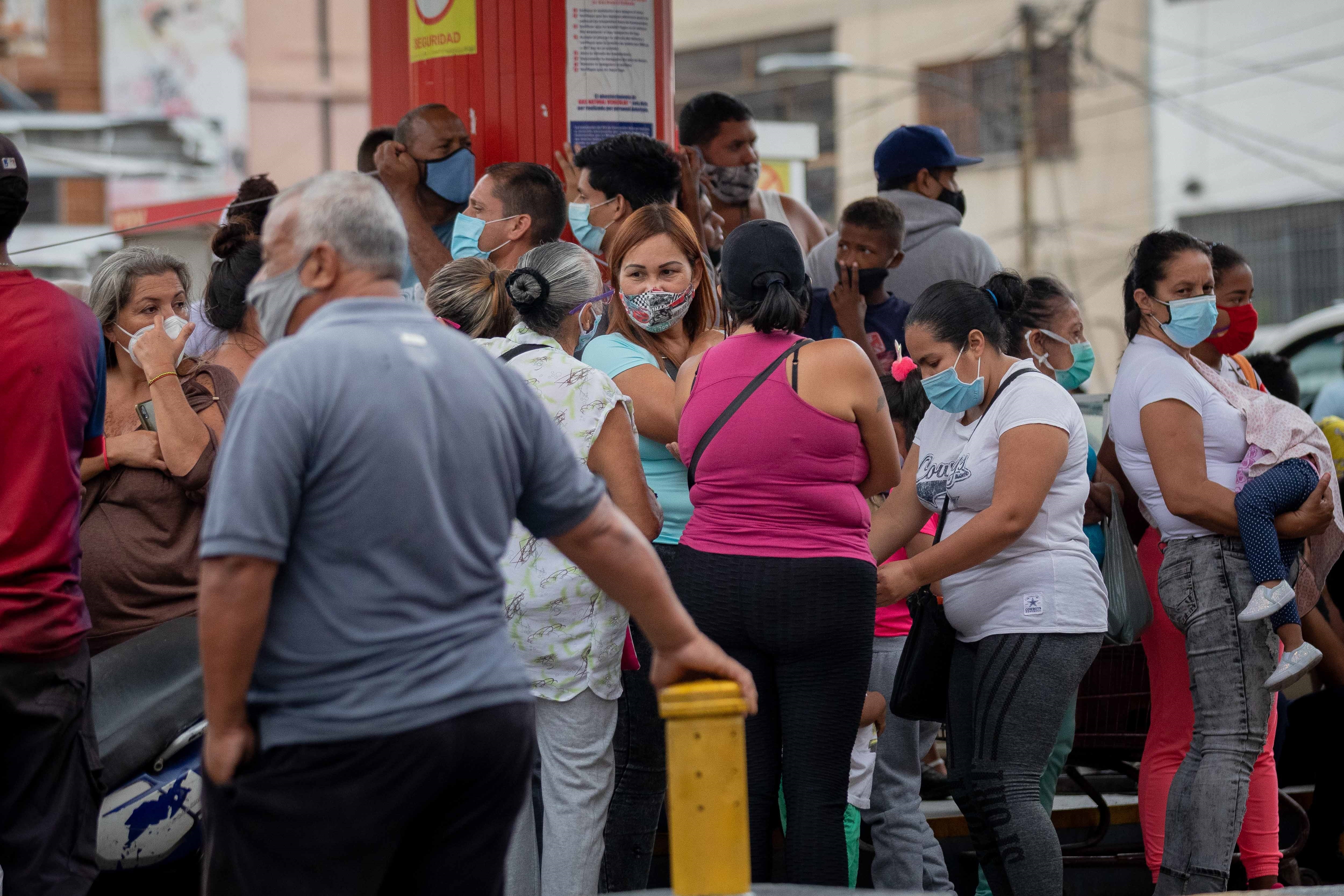 Transeúntes caminan por una calle el 19 de octubre de 2021, en Caracas (Venezuela), en una fotografía de archivo. EFE/ Miguel Gutierrez
