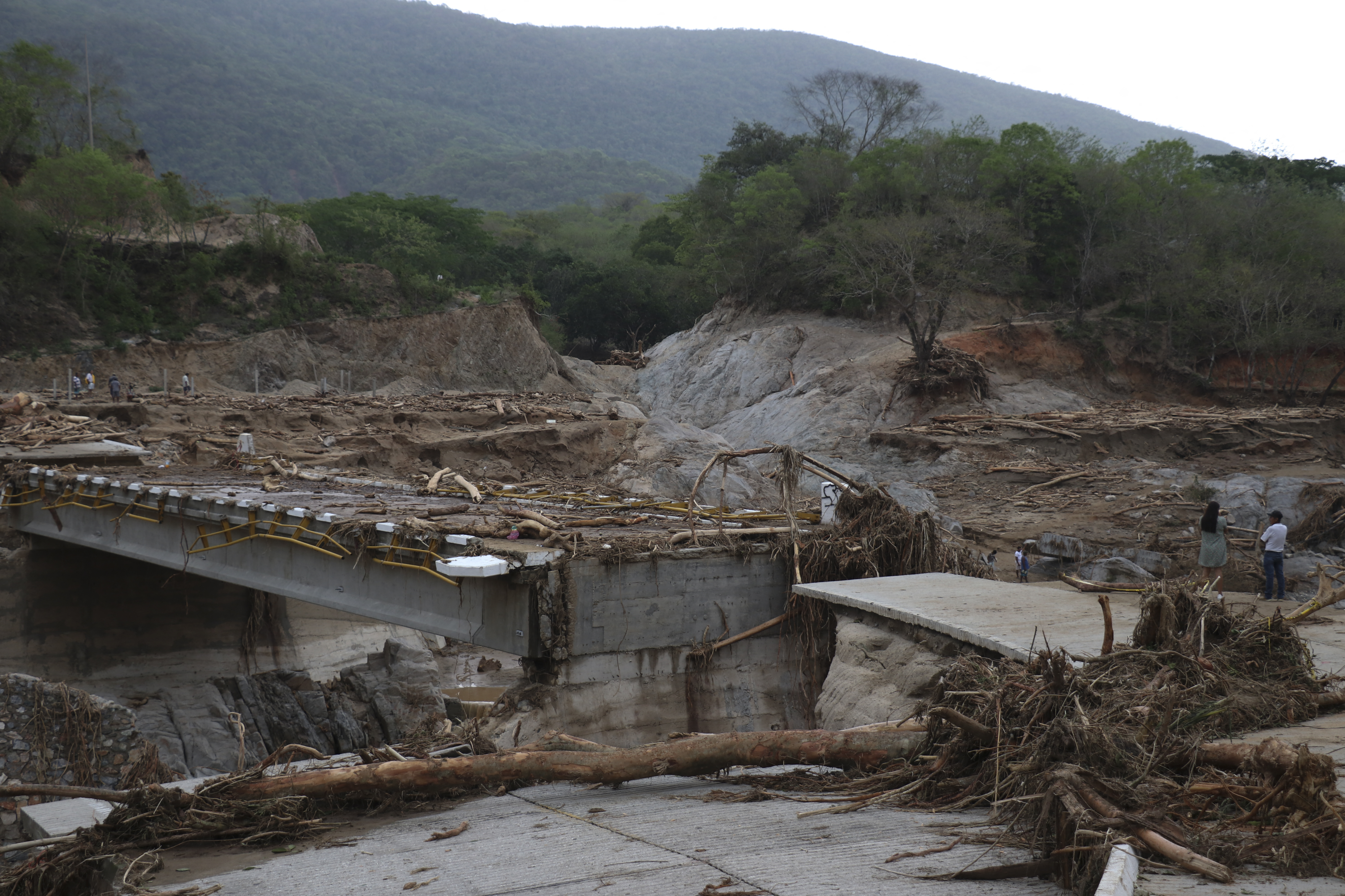 Segob emitió la Declaratoria de Emergencia y la Declaratoria de Desastre para 38 municipios de Oaxaca debido a al huracán Agatha (Photo by Gil OBED / AFP)