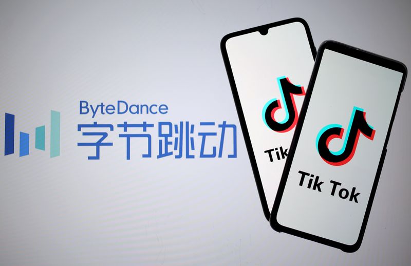 El logo de Tik Tok en dos teléfonos inteligentes. Detrás, logo de Bytedance, la empresa china dueña de la aplicación. REUTERS/Dado Ruvic