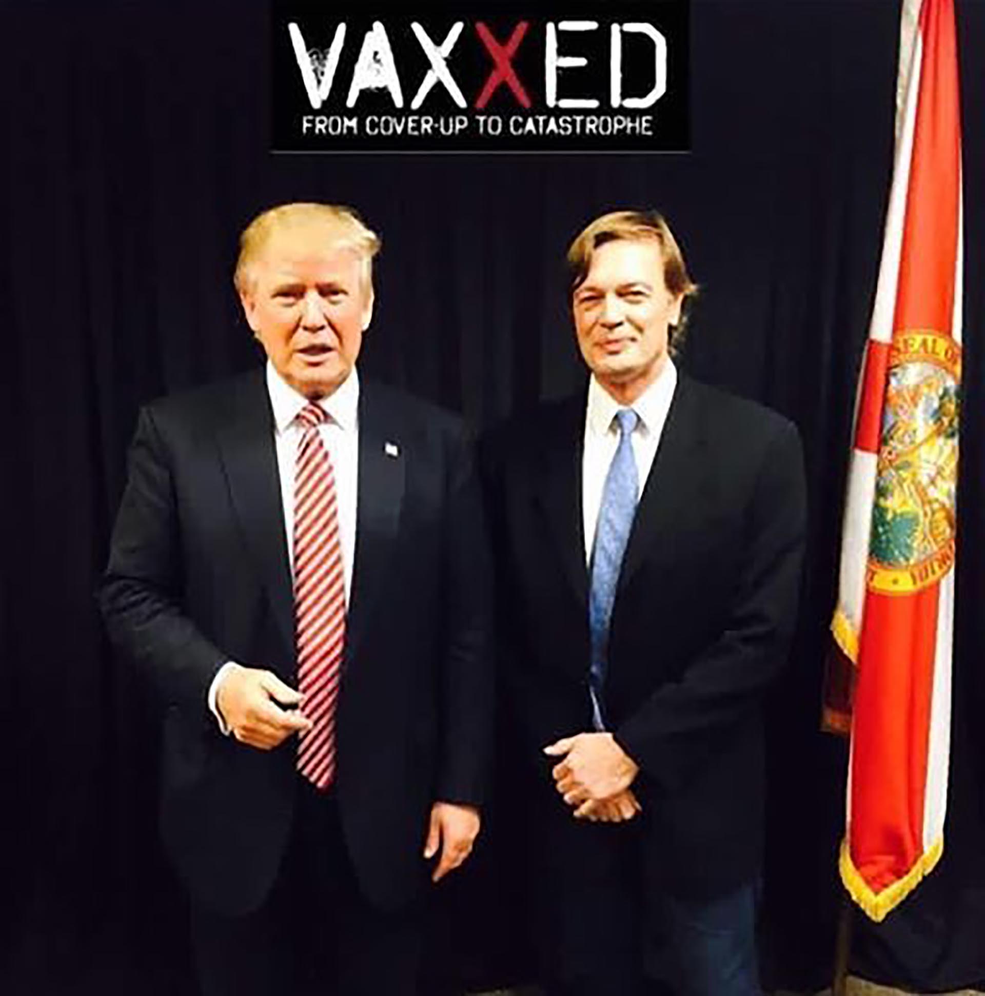 El presidente Donald Trump junto a Andrew Wakefield director del pseudodocumental titulado “Vaxxed”, sobre una supuesta conspiración para encubrir el vínculo entre el autismo y las vacunas.