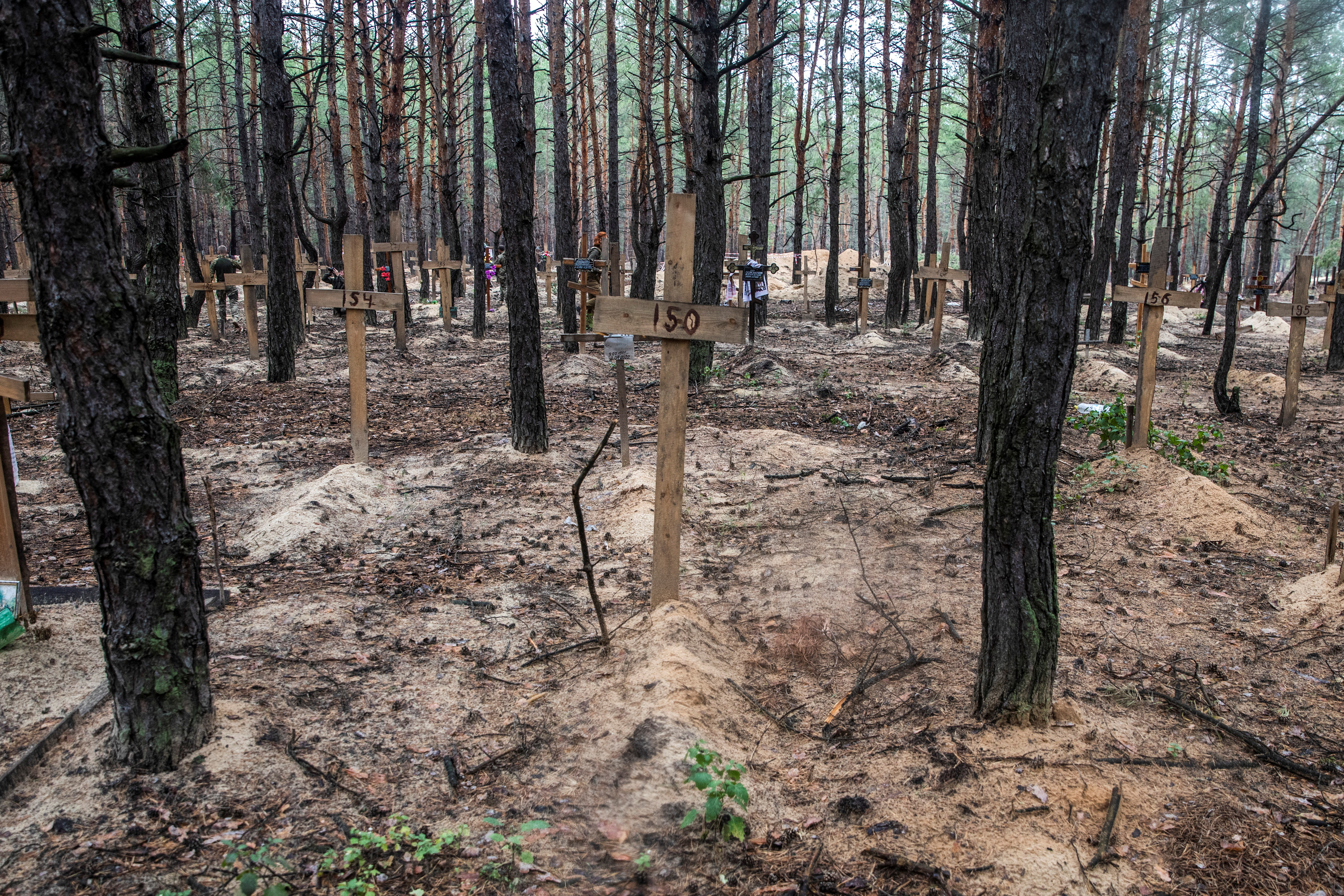 Un total de 440 tumbas sin ninguna identificación fueron localizadas en Izium (REUTERS/Oleksandr Khomenko)