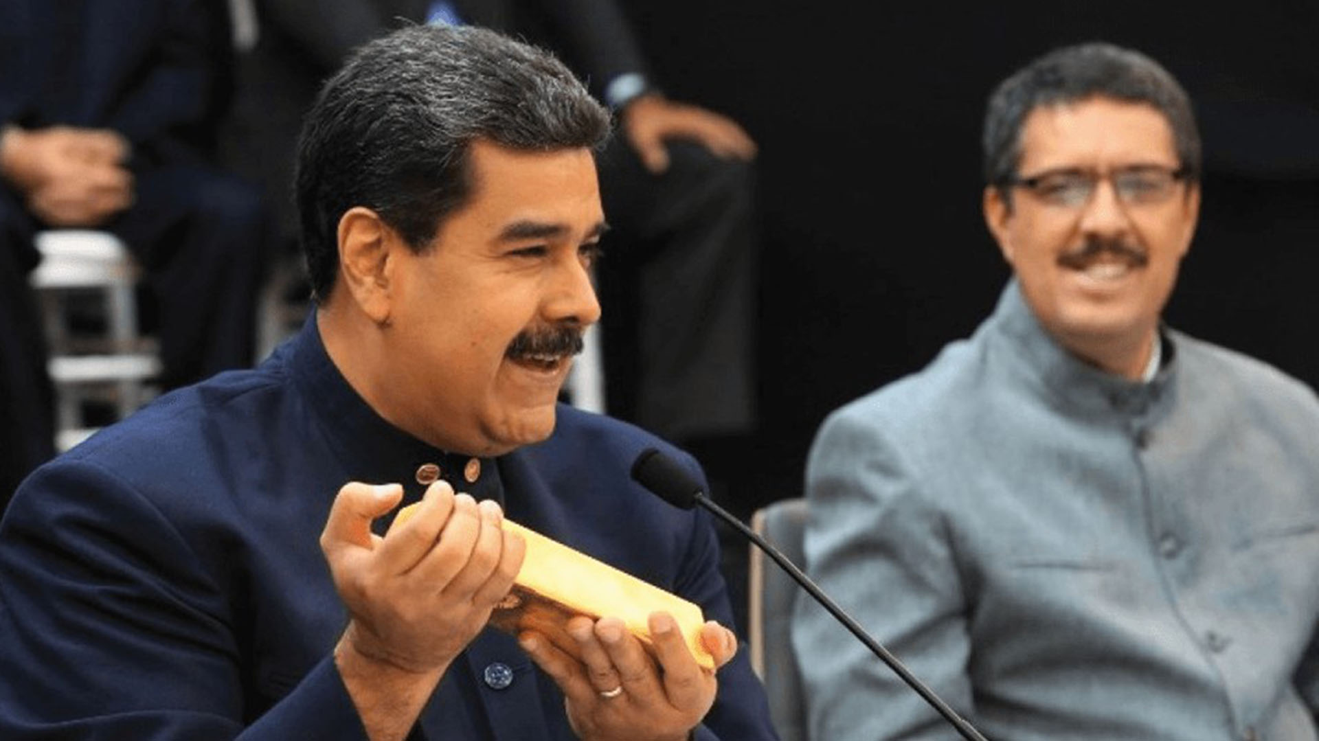 Nicolás Maduro muestra un lingote de oro (Crédito: Prensa Presidencial)