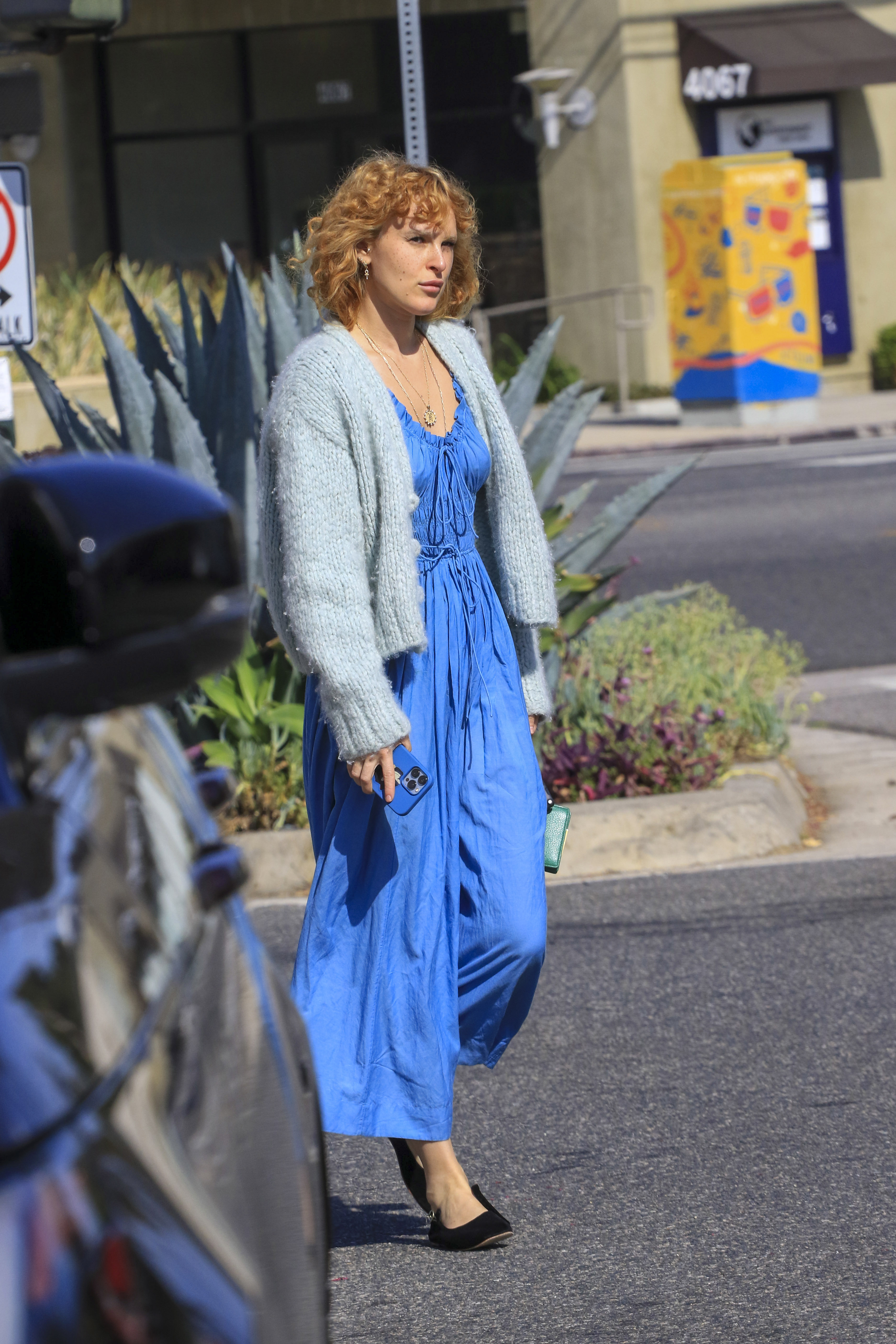 Rumer Willis salió a hacer mandados por Los Ángeles. La actriz estadounidense de 33 años lució un vestido azul y cuando entró en calor, paró a comprar un batido