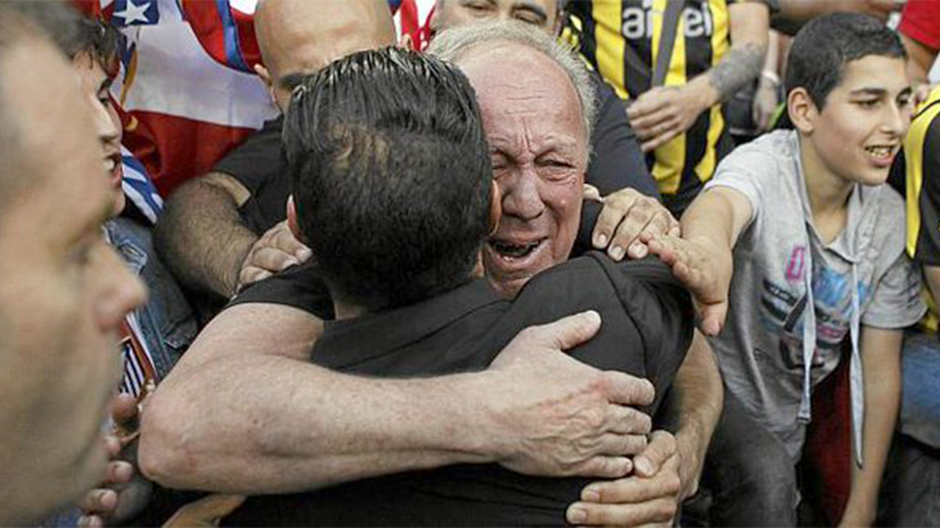 Carlos Simeone abraza a su hijo tras una victoria con el Atlético Madrid 