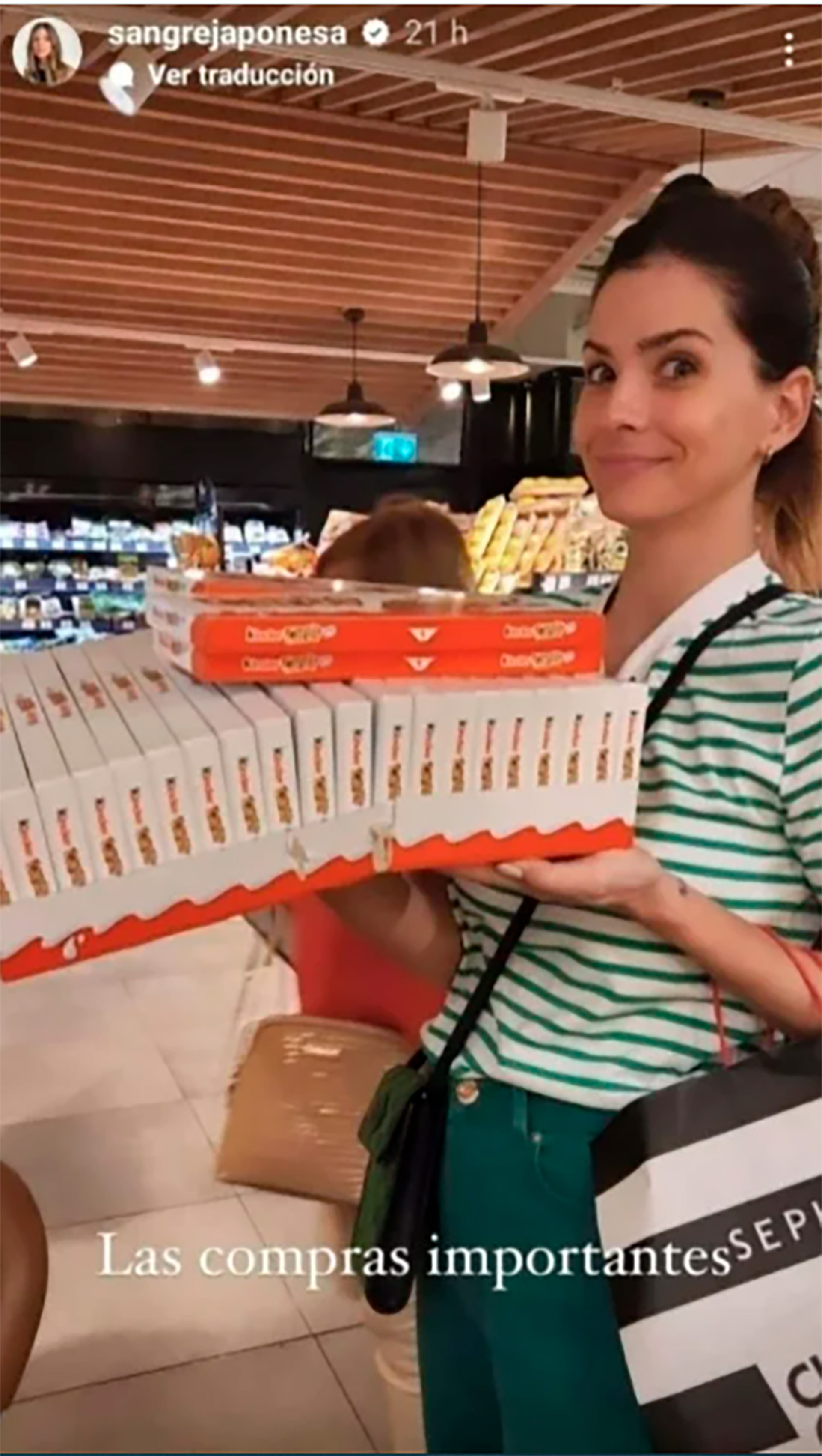 "Las compras importantes", escribió La China Suárez sobre una foto en la que se la ve cargando una enorme caja de chocolates. Fue una de las primeras cosas que hizo al aterrizar en Madrid (Foto: Instagram)