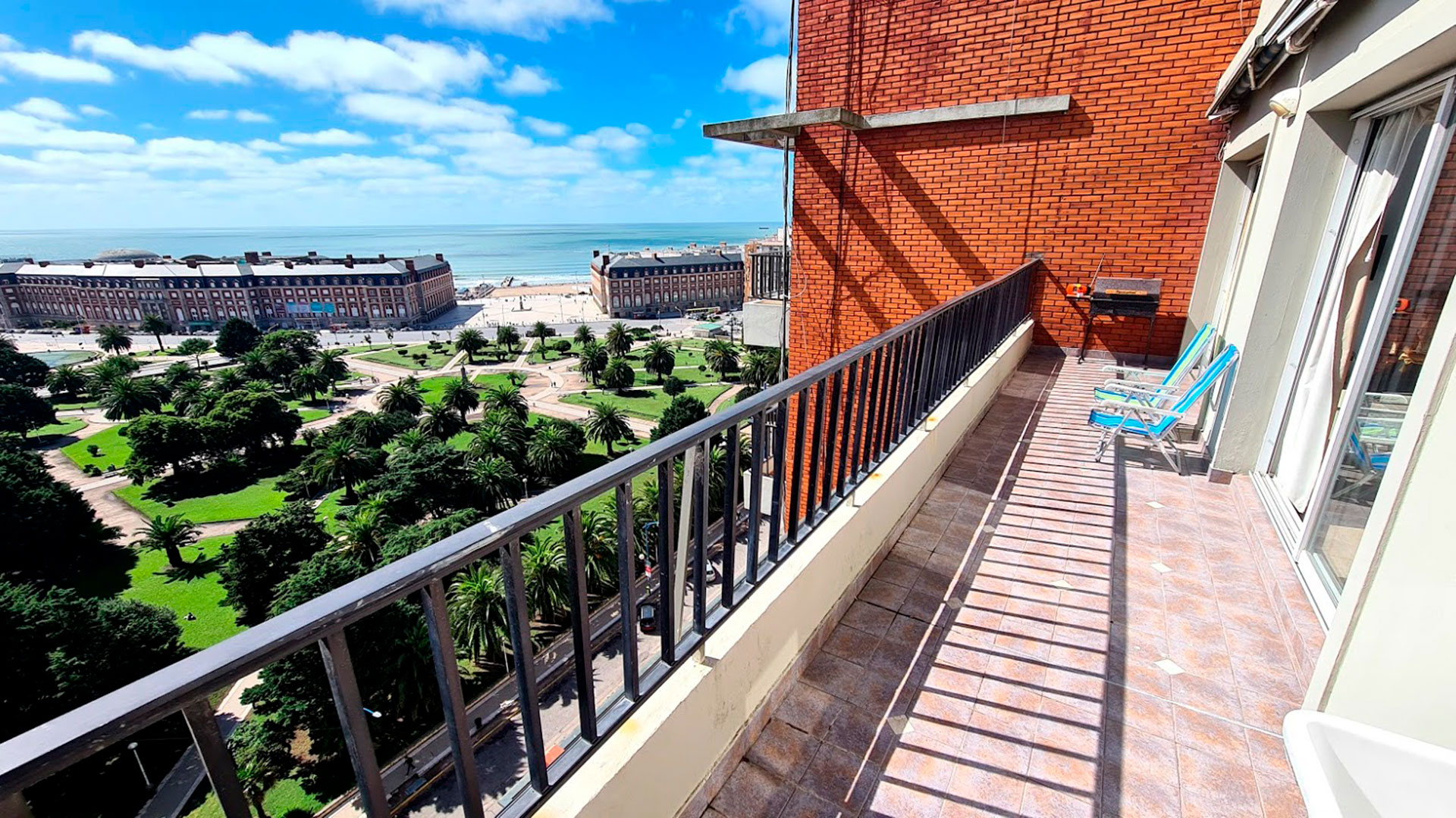 Uno de los más de 18.000 departamentos que se venden en Mar del Plata. Esta unidad con balcón da hacia la Plaza Colón