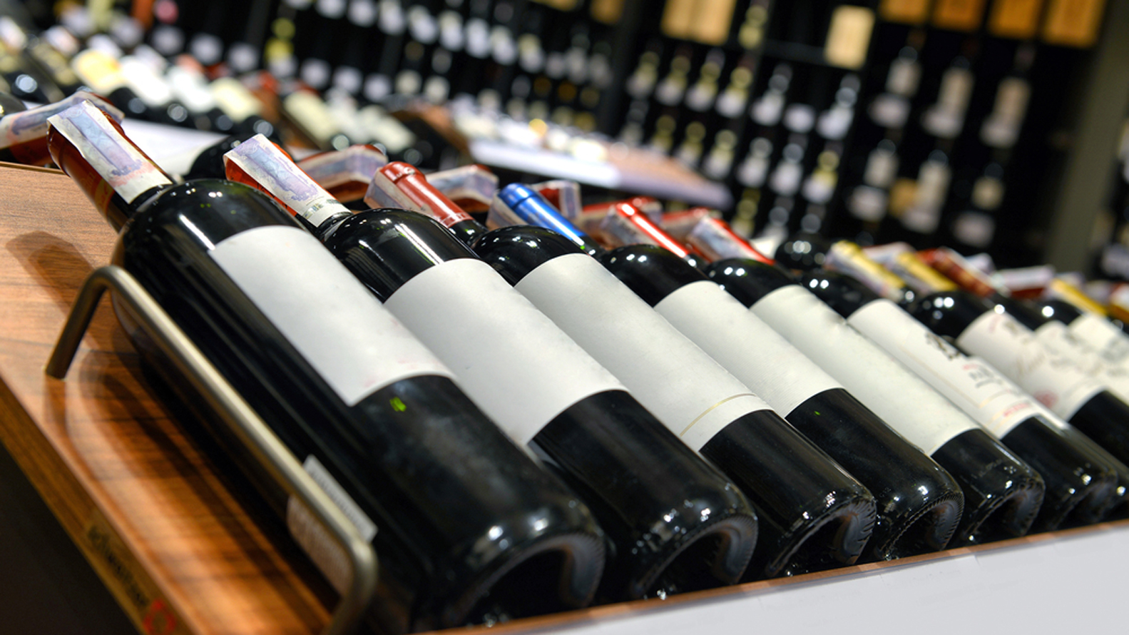 Los precios de los productos sustitutos le pondrán un límite a los incrementos de los vinos. REUTERS.Shutterstock