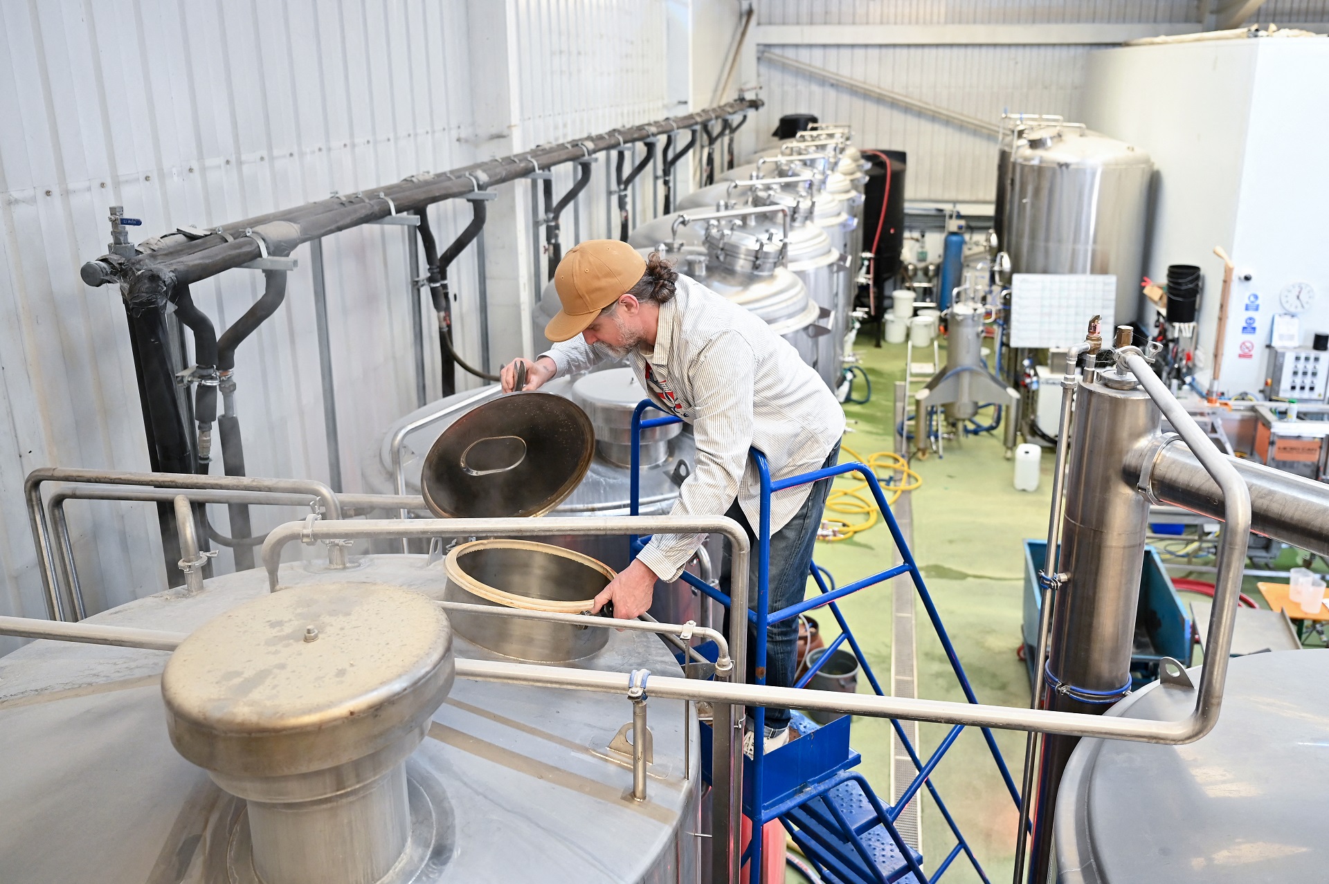Trabajador de Pressure Drops, cervecería que forma parte del ensayo laboral (AFP)