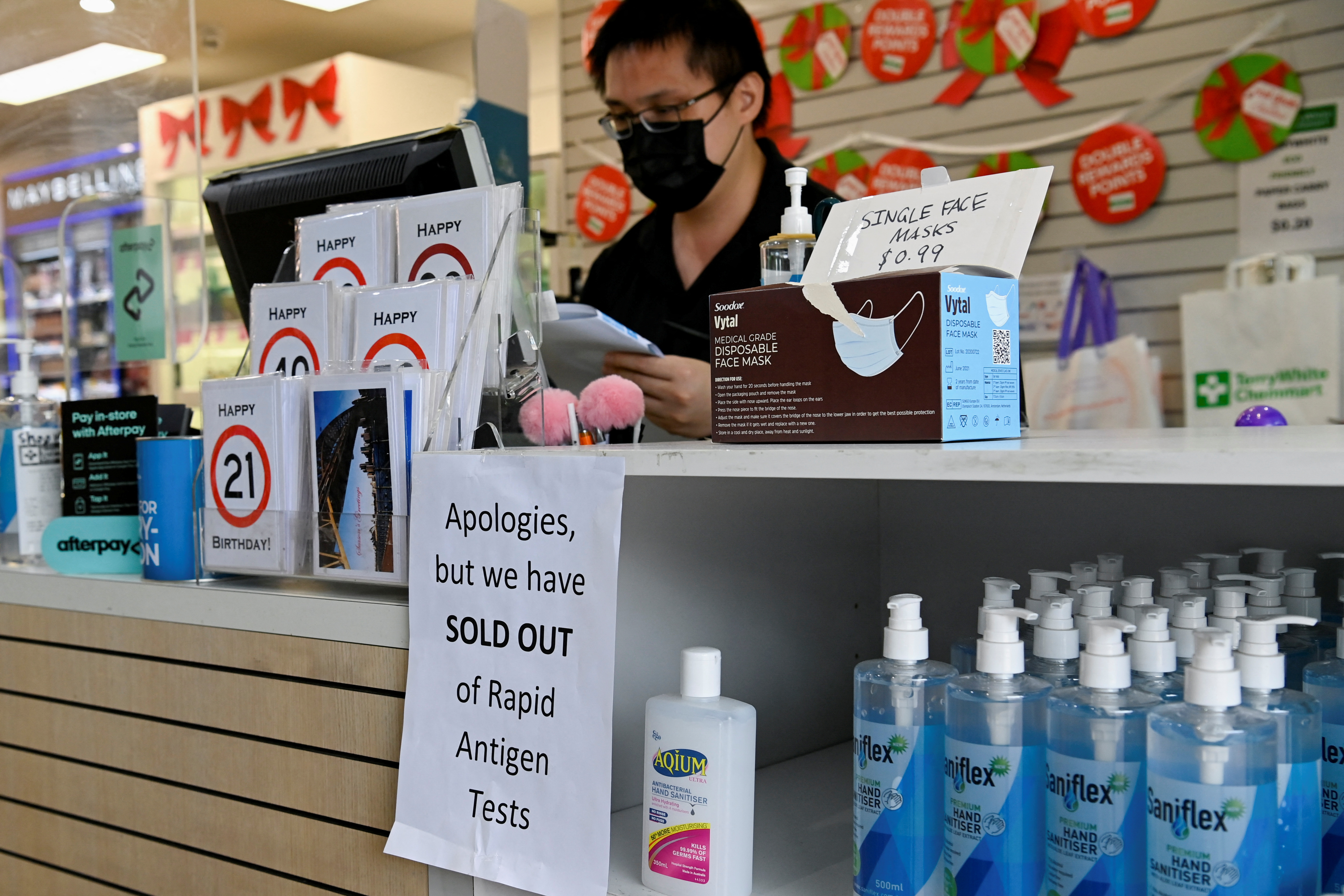 Una farmacia muestra un cartel para informar a los clientes de que los kits de pruebas rápidas de antígenos se han agotado a raíz de la enfermedad del coronavirus (COVID-19) en Sidney, Australia, el 5 de enero de 2021.  REUTERS/Jaimi Joy