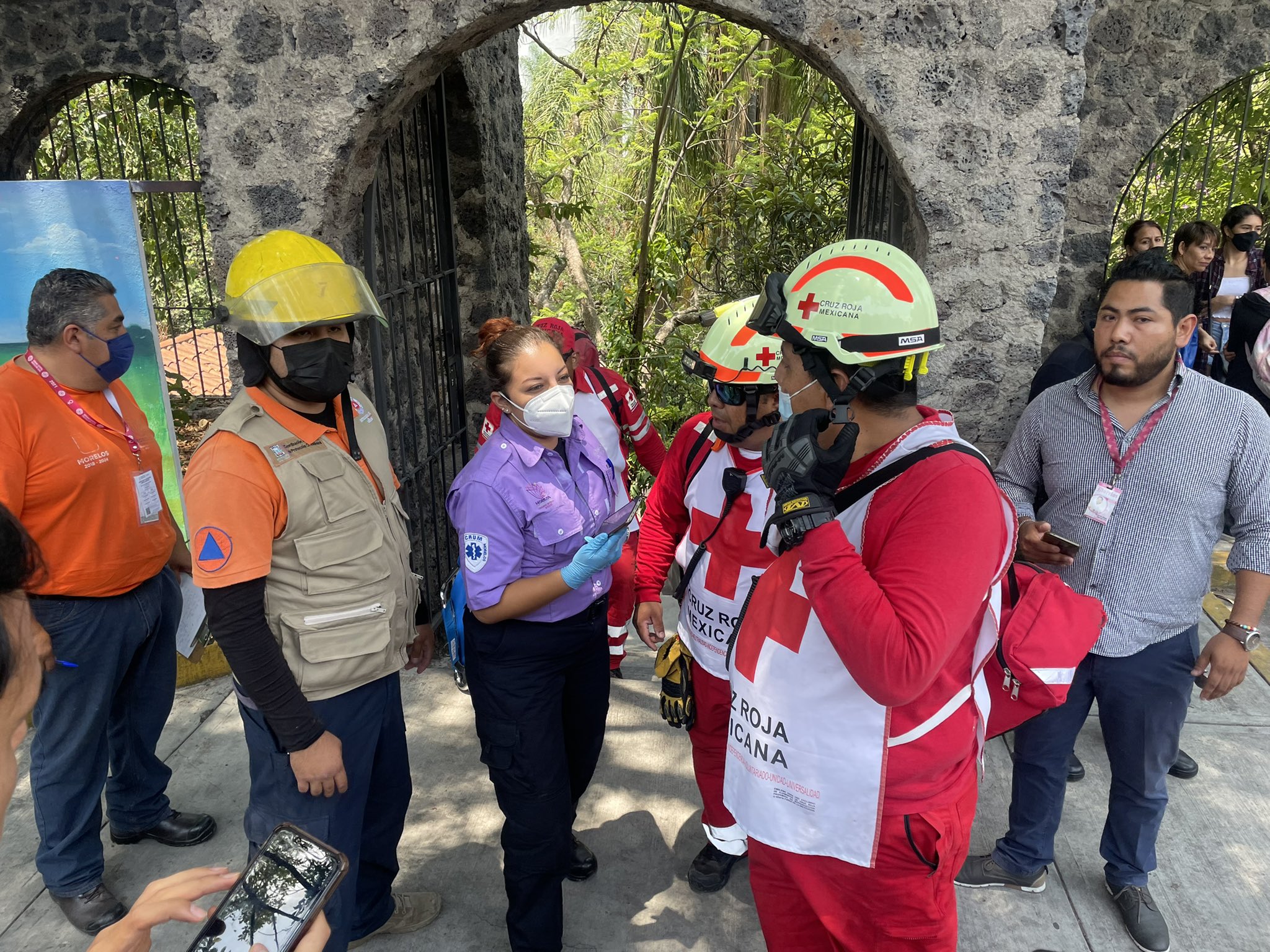 Paramédicos de la Cruz Roja llevaron a cabo el rescate de casi 25 lesionados en la Barranca de Amanalco en Cuernavaca. (FOTO: Twitter)