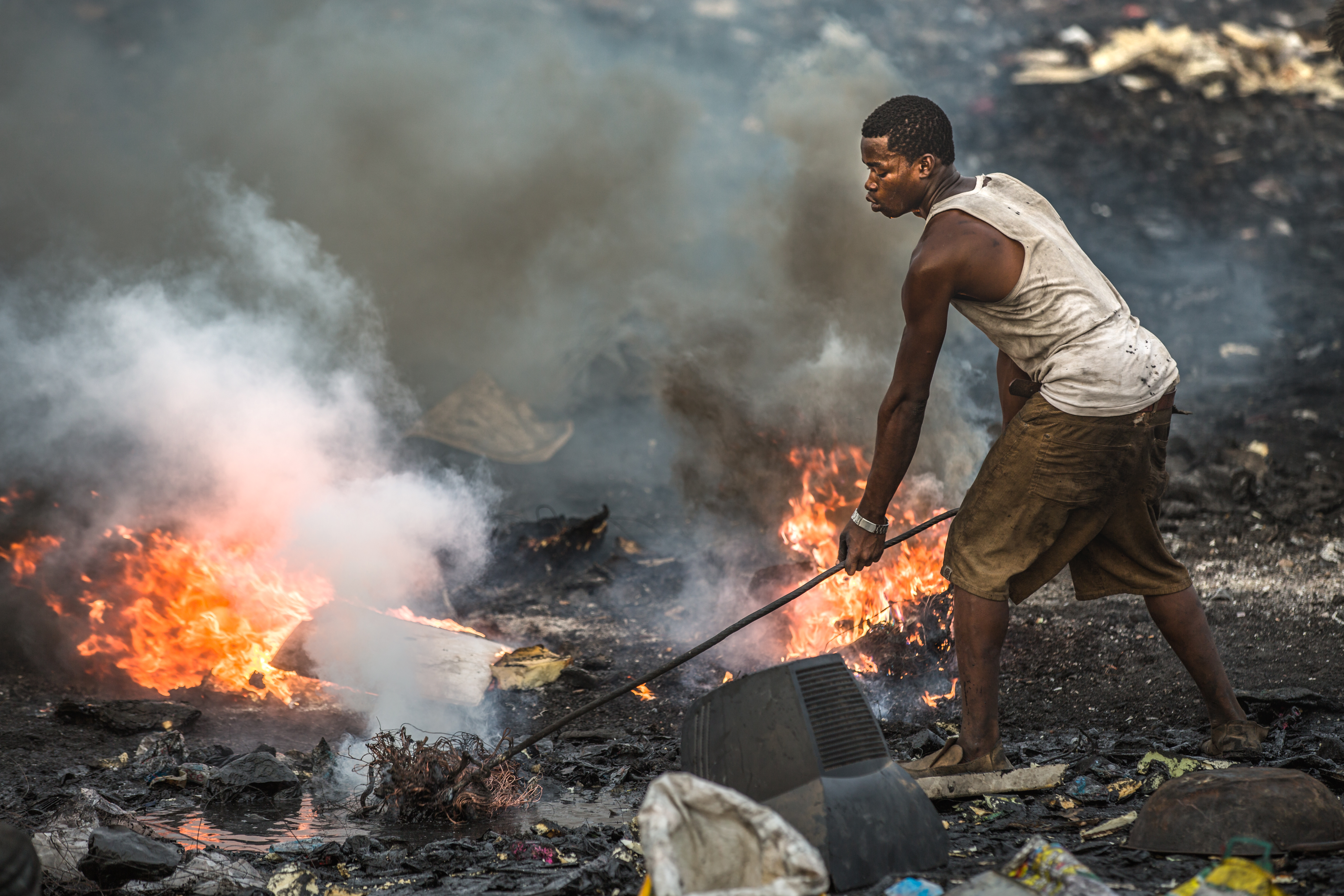 El documental Bienvenidos a Sodoma exploró el vertedero de Agbogbloshie, en Ghana, donde 6.000 mujeres, hombres y niños viven y trabajan".  (welcome-to-sodom.com/Florian Weigensamer & Christian Krönes)