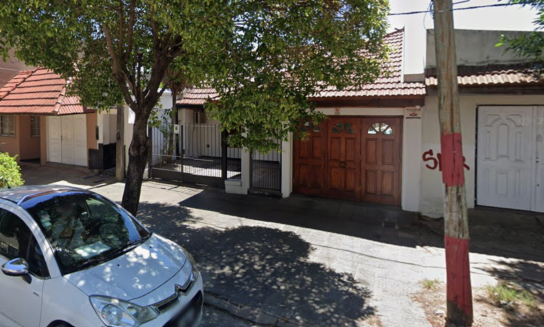 Ingresaron a una vivienda en La Plata y en menos de una hora cargaron todo en un auto robado y escaparon