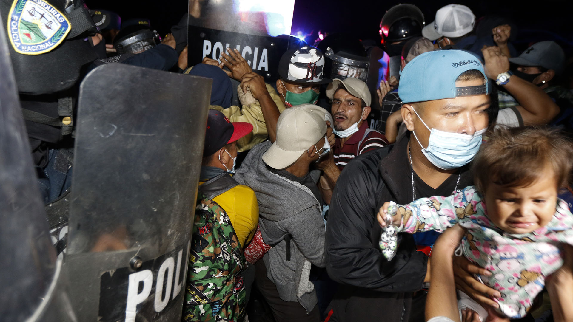 Una caravana de 4.500 migrantes viaja a pie desde Honduras quebr