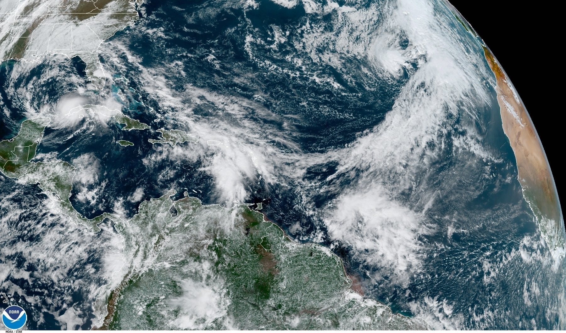 Fotografía satelital cedida por la Oficina Nacional de Administración Oceánica y Atmosférica  (NOAA) por vía del Centro Nacional de Huracanes (NHC) donde se muestra la localización de la tormenta tropical Eta (i) en el Golfo de México y la tormenta subtropical Theta (d) en el Atlántico. EFE/NOAA-NHC
