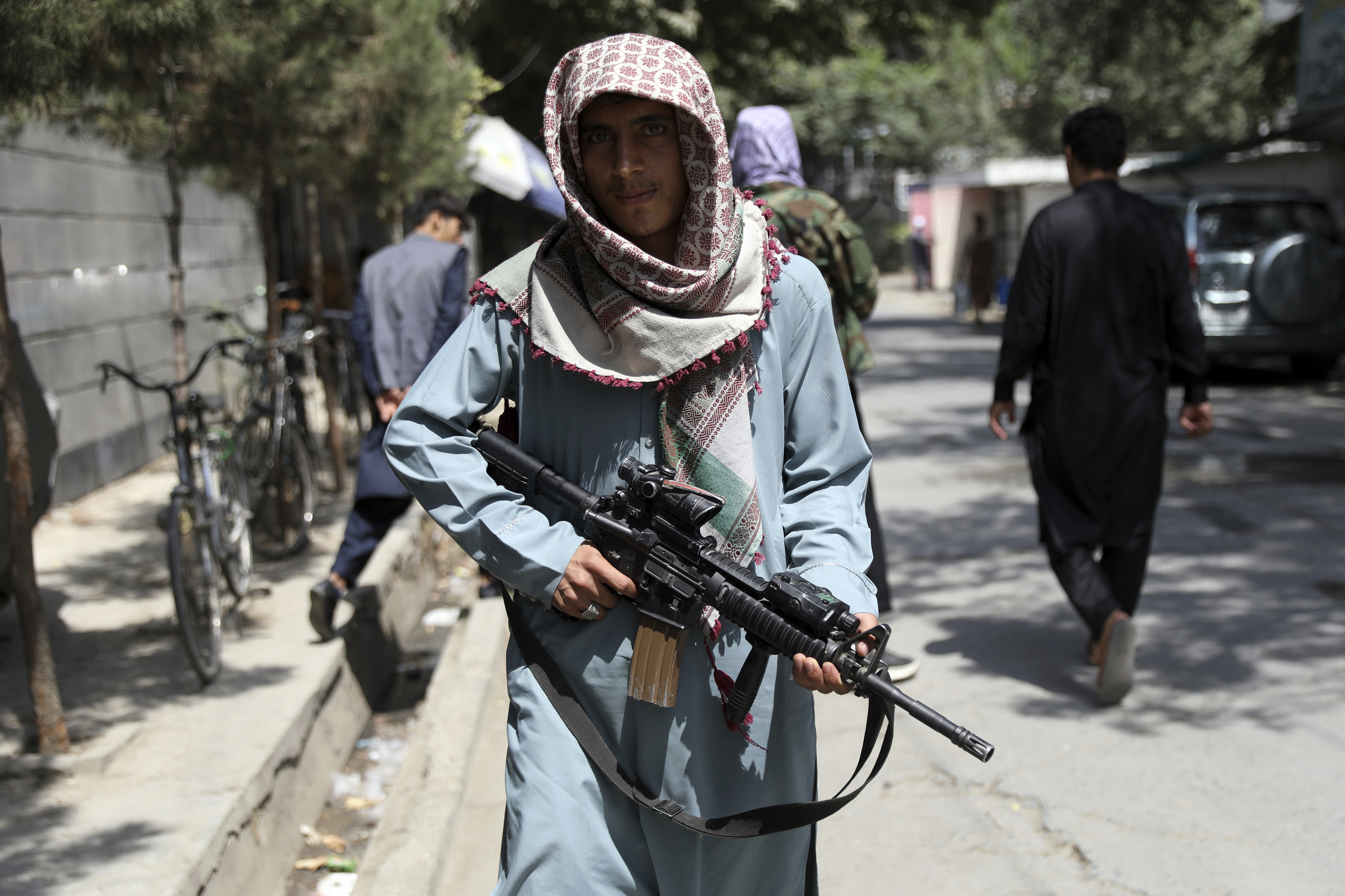 Un combatiente talibán monta guardia en un puesto de control en el barrio de Wazir Akbar Khan en la ciudad de Kabul, Afganistán, el domingo 22 de agosto de 2021. (Foto AP / Rahmat Gul)