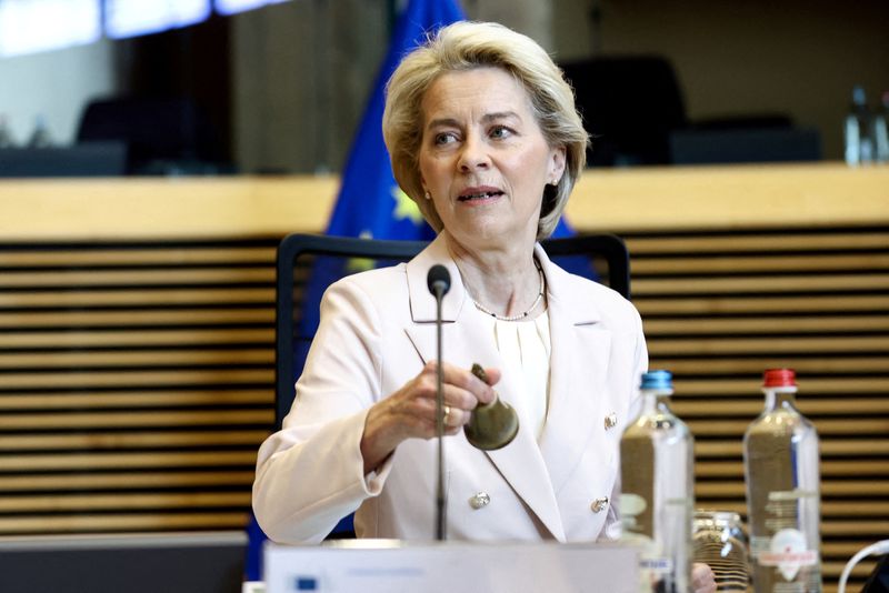 FOTO DE ARCHIVO: La presidenta de la Comisión Europea, Ursula von der Leyen, asiste a una reunión del Colegio de Comisarios Europeos en la sede de la UE, en Bruselas, Bélgica, el 27 de abril de 2022.  Kenzo Tribouillard