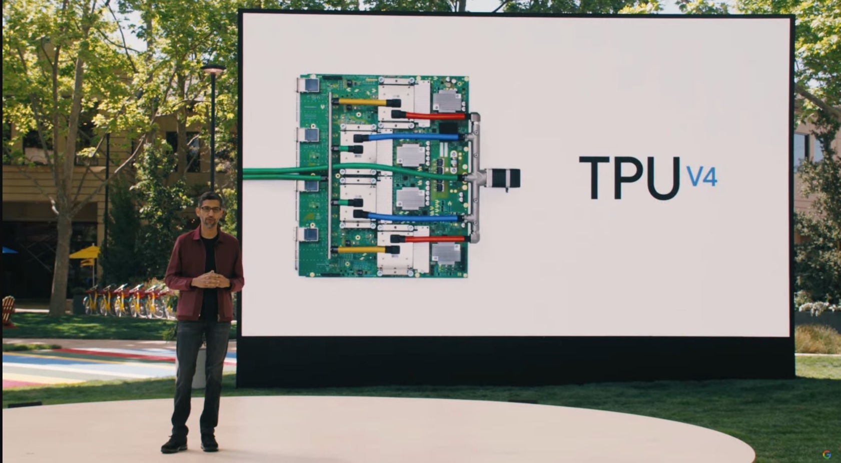 Sundar Pichai, CEO de Google, con una gráfica sobre la unidad de procesamiento tensorial (TPU)