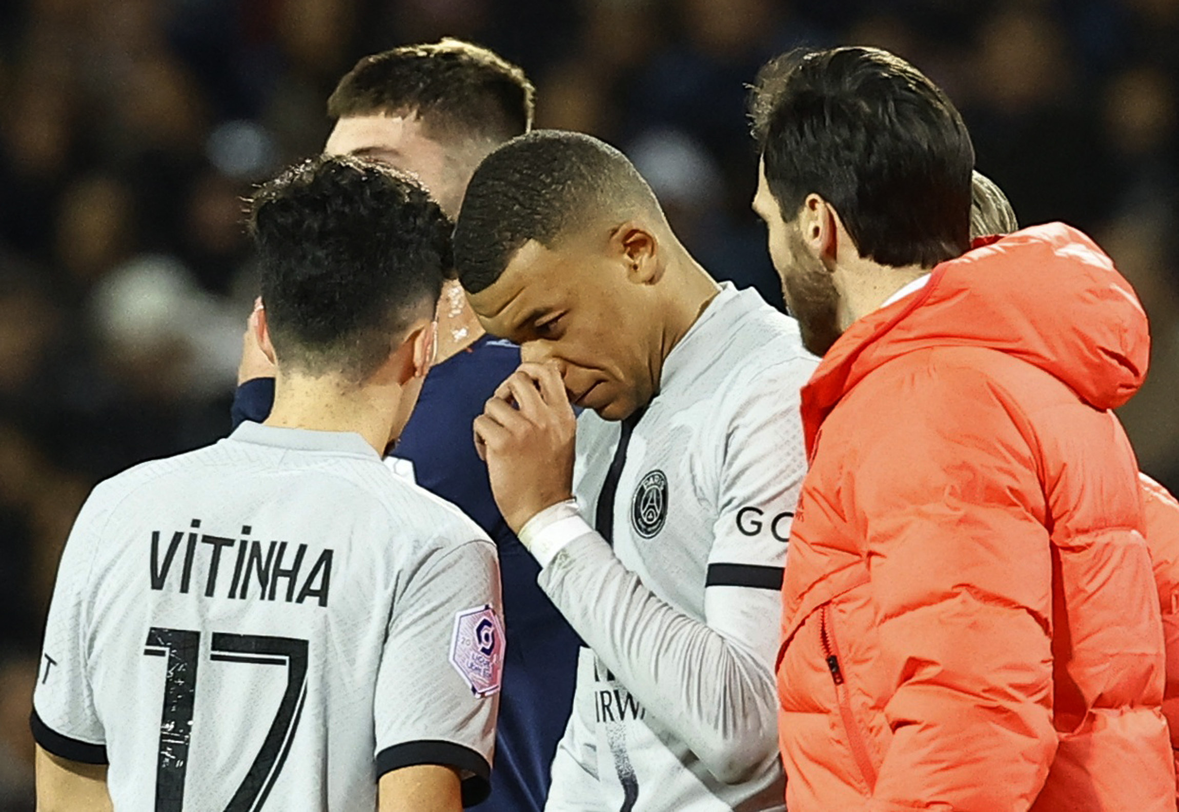 La cara de preocupación de Kylian Mbappé tras abandonar el campo de juego por una aparente lesión muscular en el duelo ante Montpellier (REUTERS/Eric Gaillard)