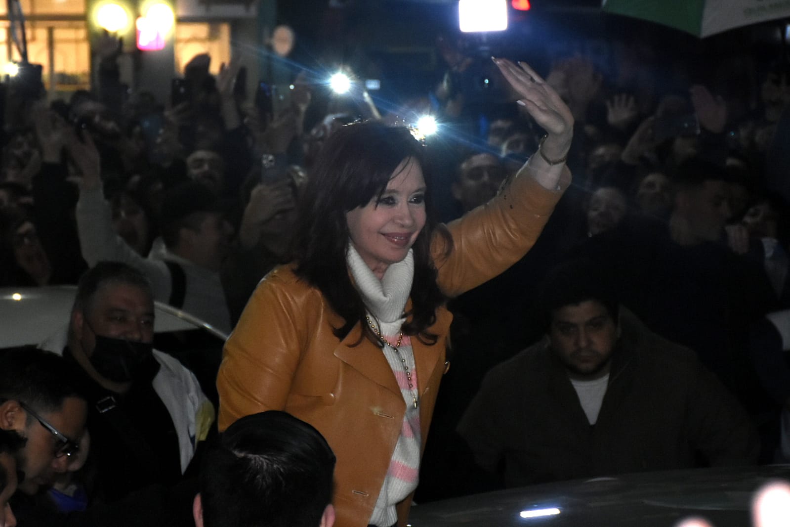Cristina Kirchner, noche, al llegar a su casa de Recoleta (Nicolás Stulberg )