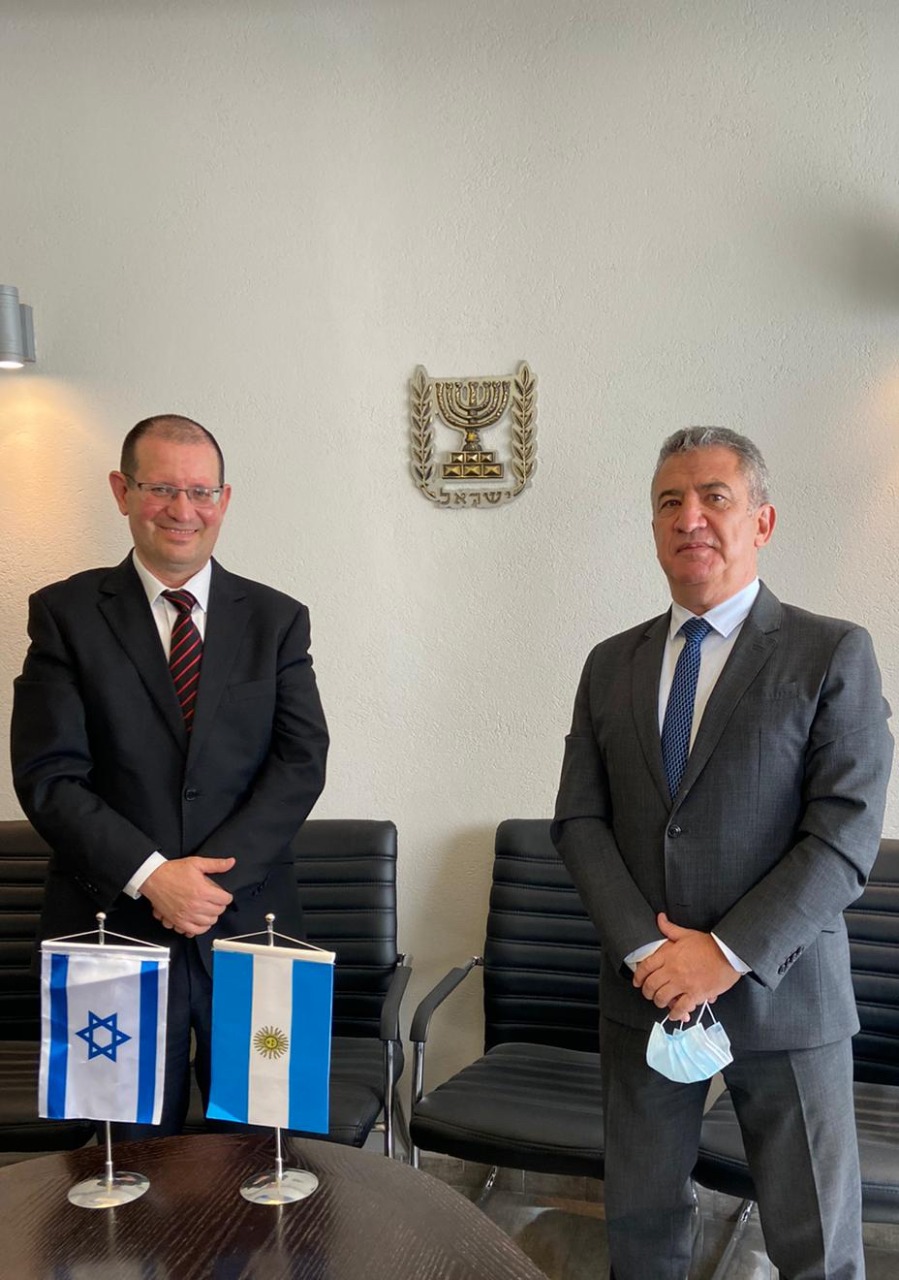 el embajador Urribarri junto al brigadier general Yair Kulas, director de la Agencia de Cooperación Internacional del Ministerio de Defensa de Israel