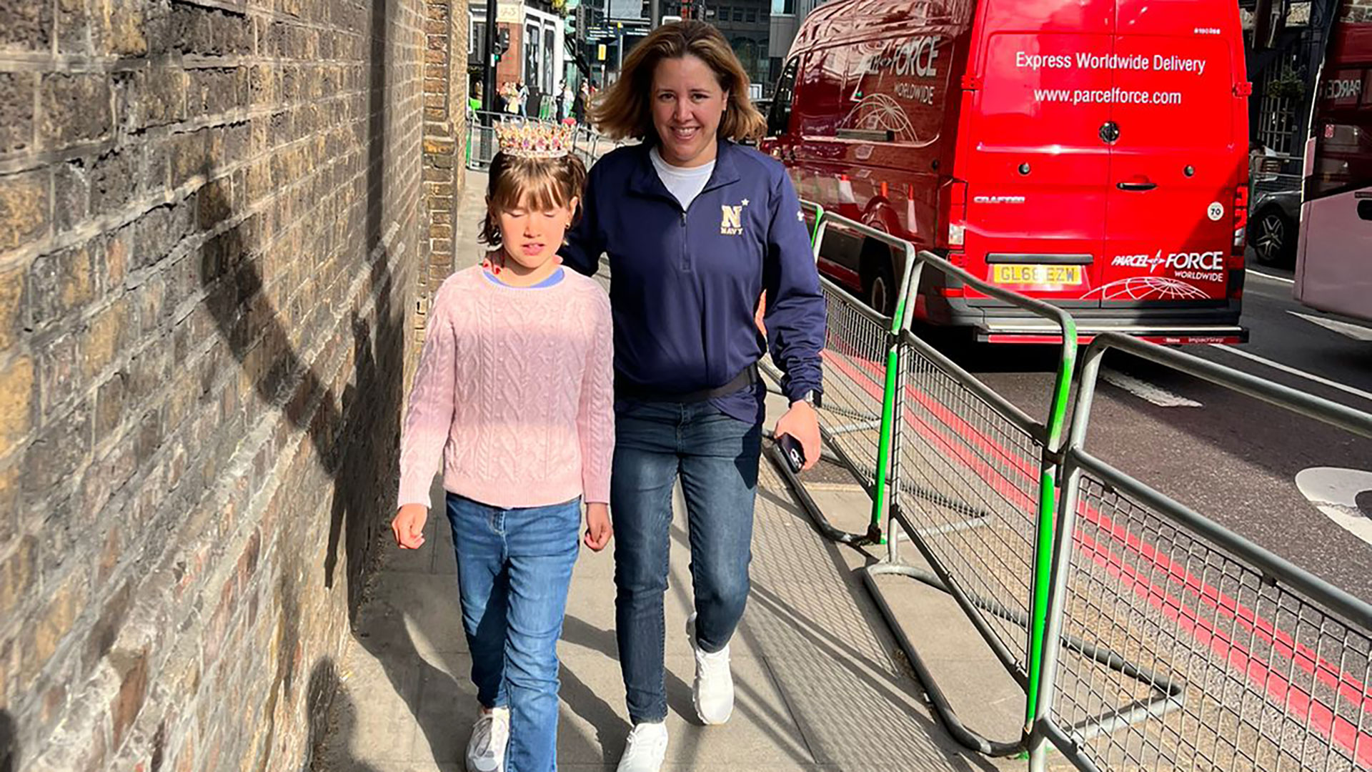 Una mamá y su hija caminan por las calles de Londres y ya palpitan la ceremonia del próximo sábado
