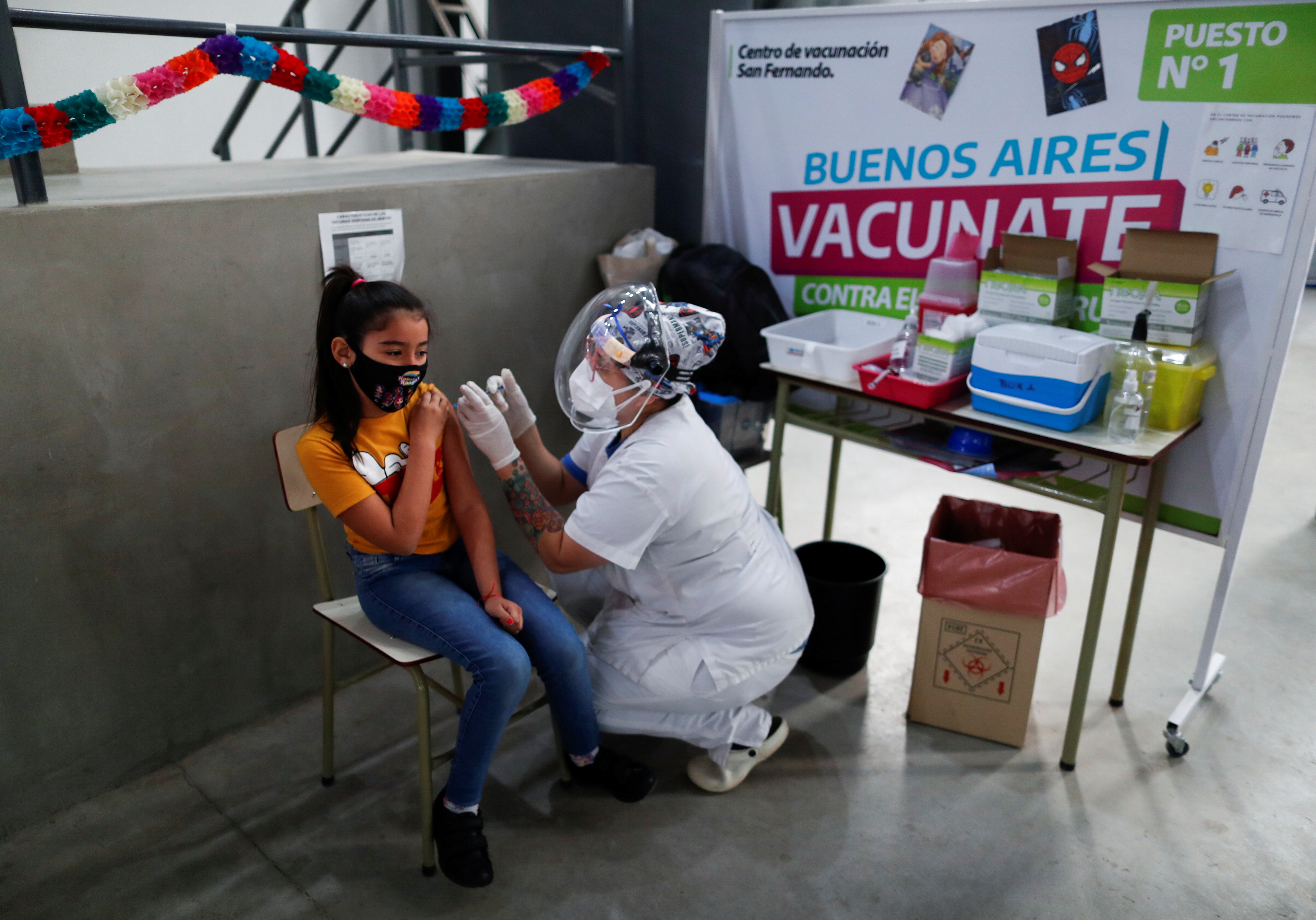 En el mundo ya se han aplicado más de 6.500 millones de dosis de vacunas contra el COVID-19. En Argentina, se empezó a inmunizar a niños de 3 a 11 años días atrás/REUTERS/Agustin Marcarian