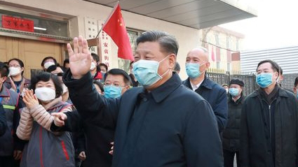 Xi Jinping saluda a la población, cubierto de una mascarilla para evitar contagiarse de COVID-19. El brote de coronavirus fue silenciado por el régimen que él comanda y lanzó una campaña mundial para que los diplomáticos de su país impidieran que se hablara mal de su manejo de la epidemia (Reuters)