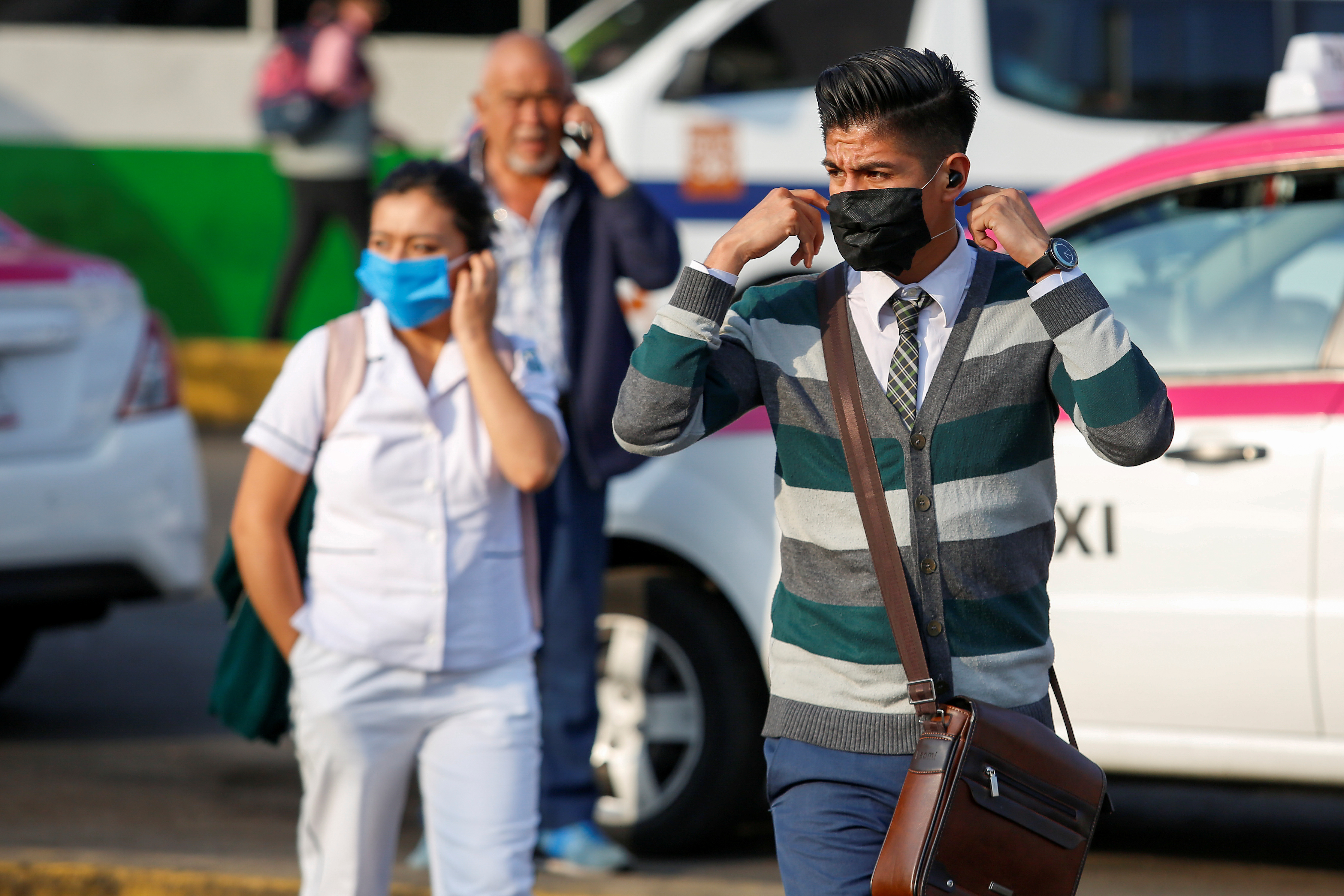 Habitantes de la Ciudad de México utilizan cubrebocas el 21 de abril de 2020 durante la pandemia de coronavirus (Foto: Reuters/Gustavo Graf)