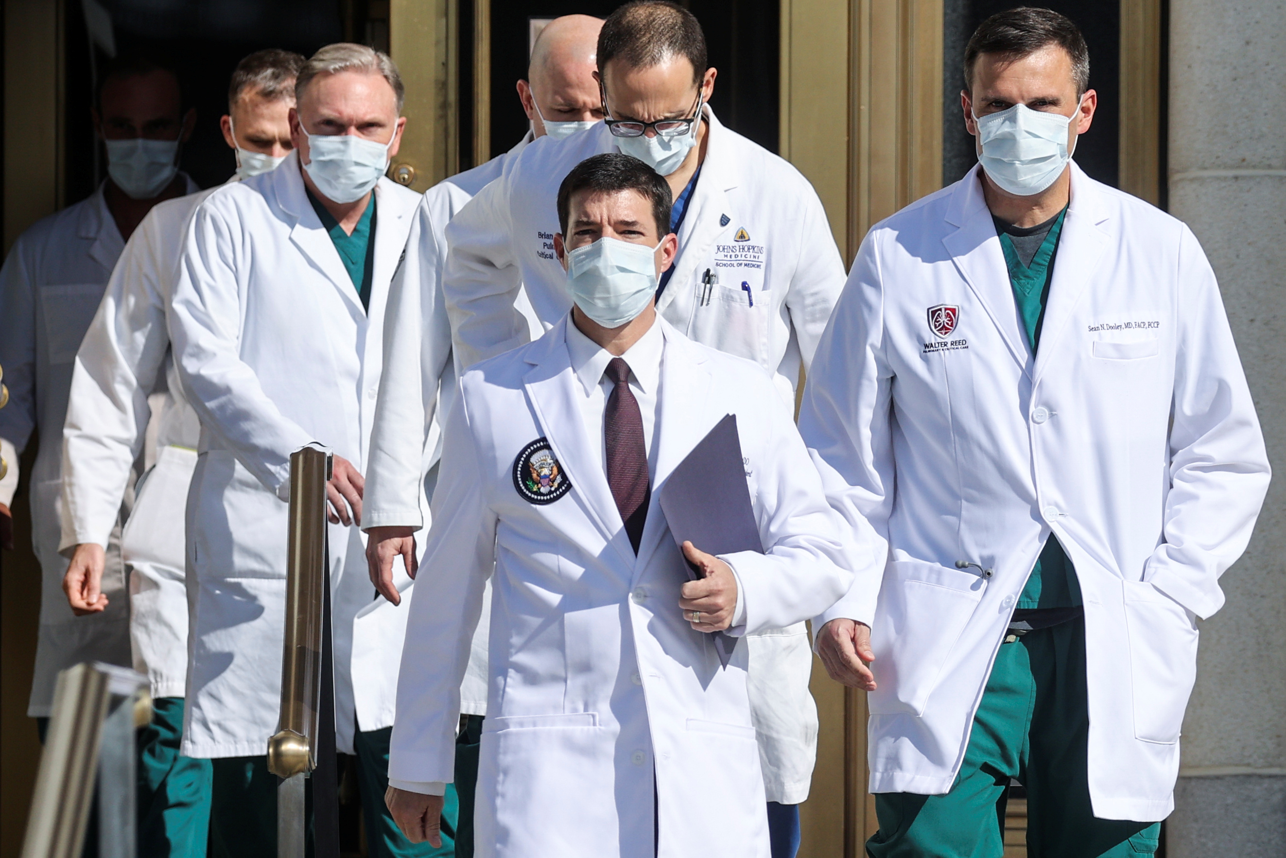 El médico de la Casa Blanca, Sean Conley, con su equipo antes de una conferencia de prensa. REUTERS/Jonathan Ernst