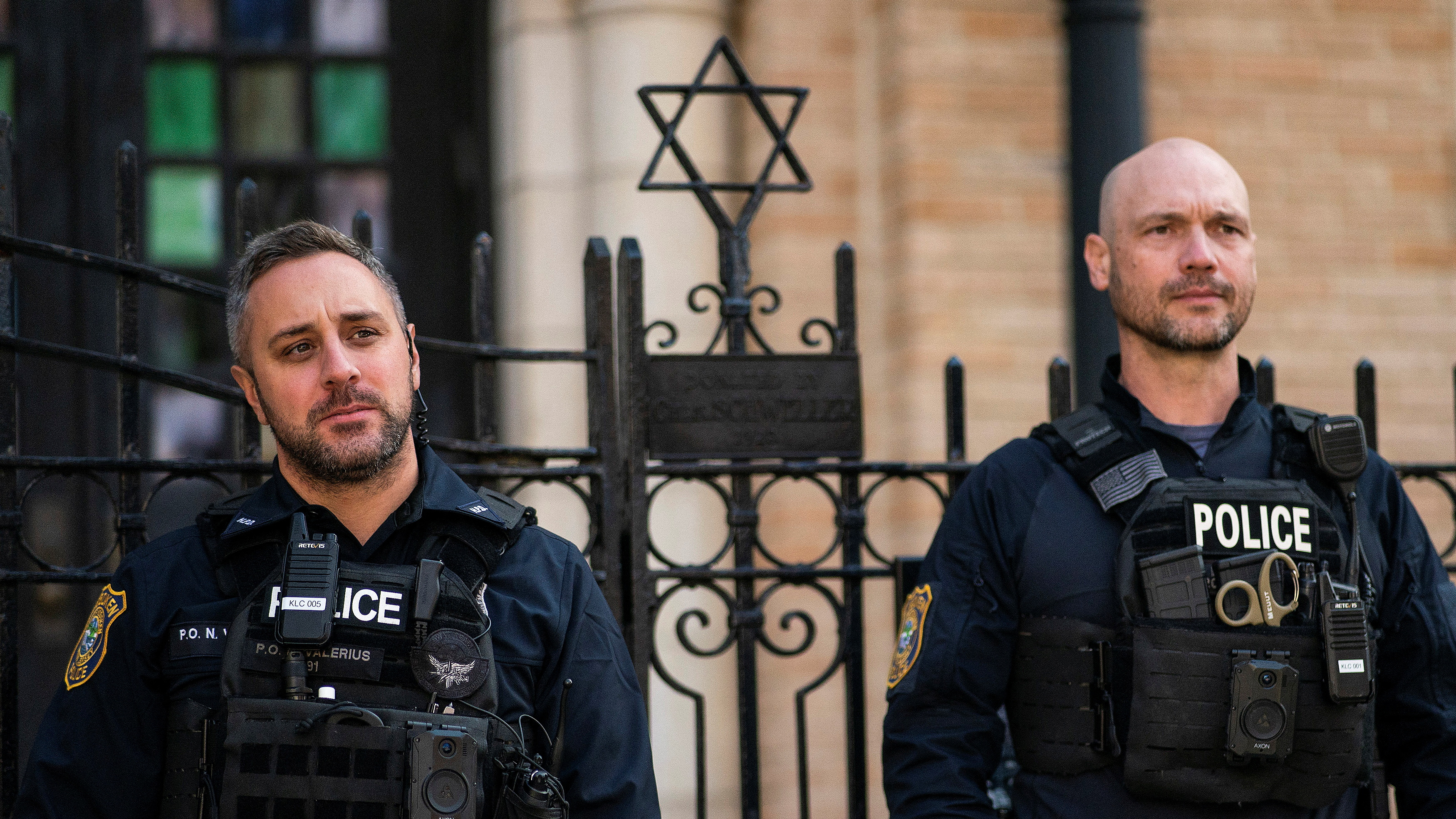 Agentes de policía de Nueva Jersey montan guardia frente a la Sinagoga Unida de Hoboken en Nueva Jersey, Estados Unidos, 4 de noviembre de 2022 (REUTERS)